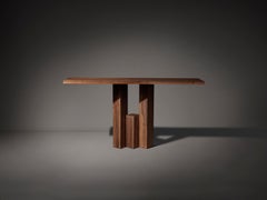 Fenestra-Konsole aus massivem Nussbaum