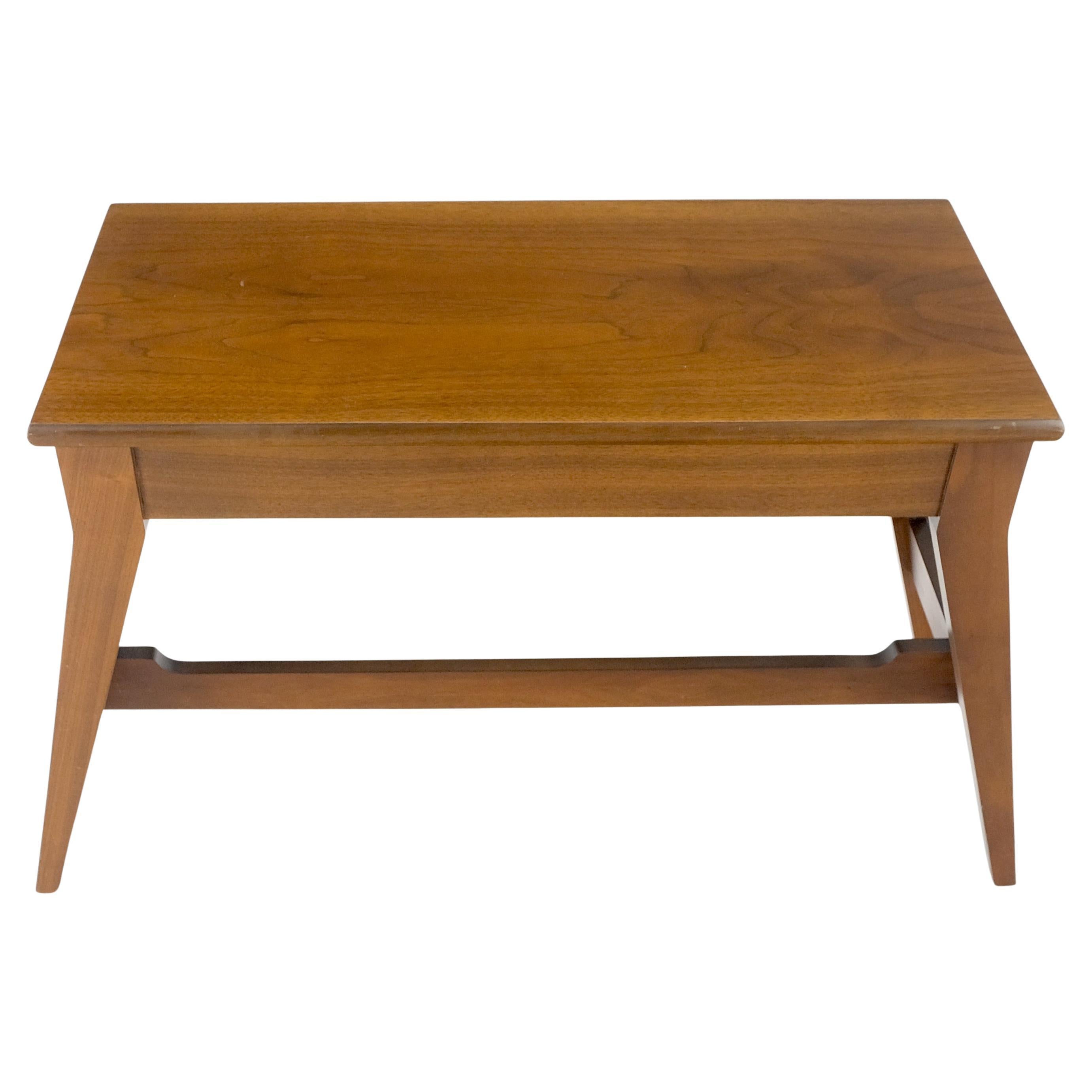 Banco de madera maciza de nogal con almacenaje elevable y asiento alto MINT Moderno de mediados de siglo en venta