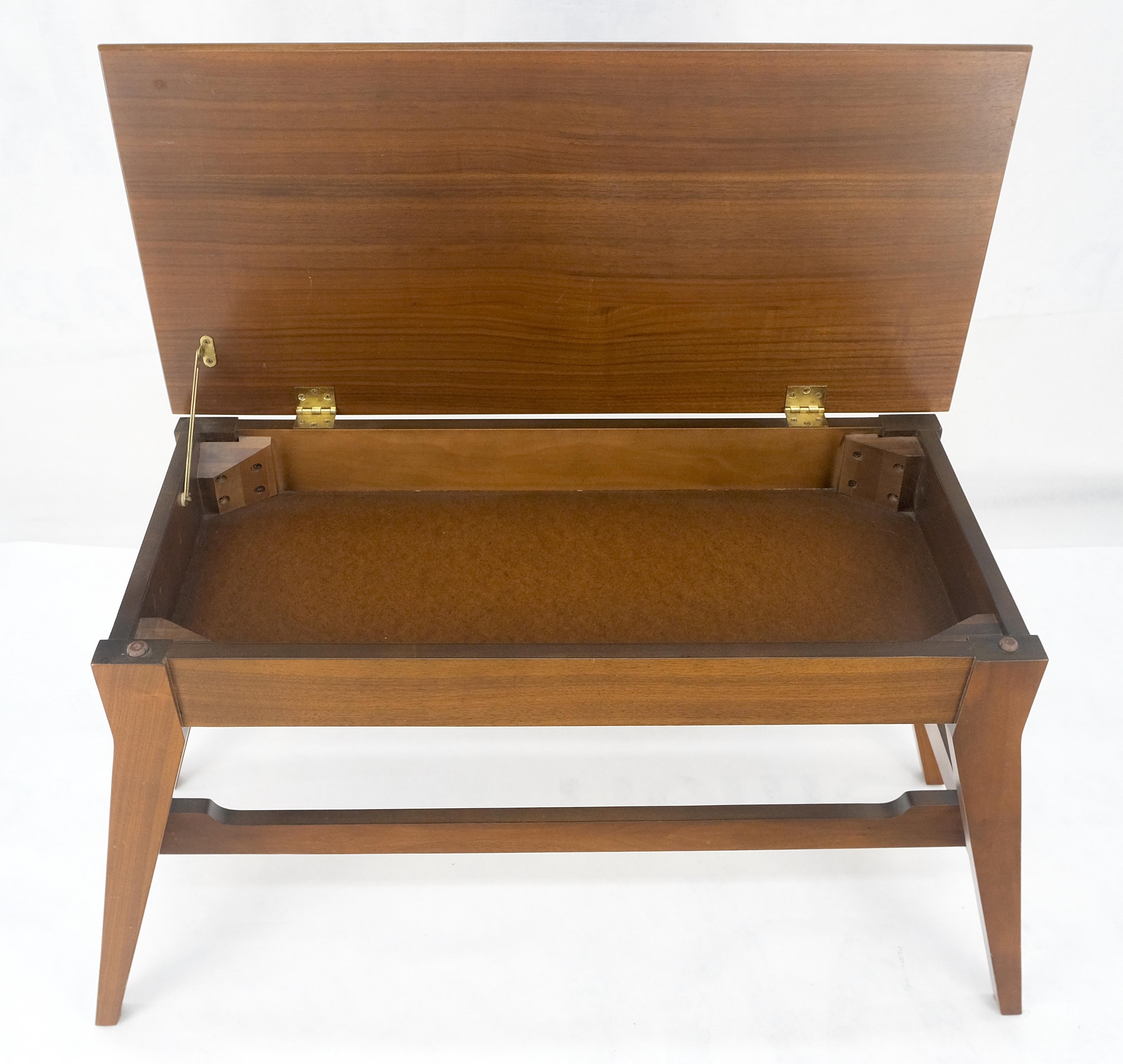 Banco de madera maciza de nogal con almacenaje elevable y asiento alto MINT siglo XX en venta