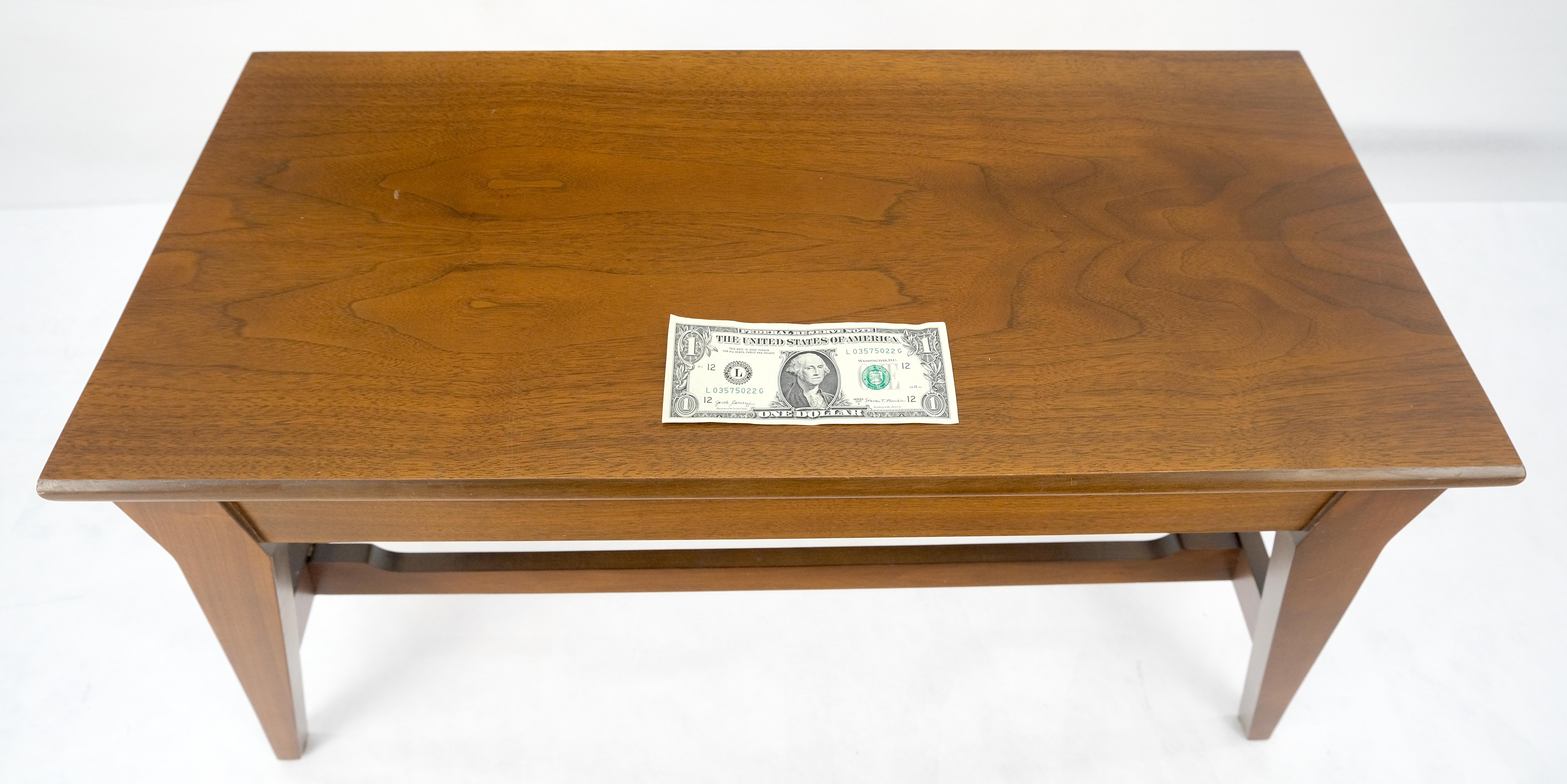 Banco de madera maciza de nogal con almacenaje elevable y asiento alto MINT Nogal en venta