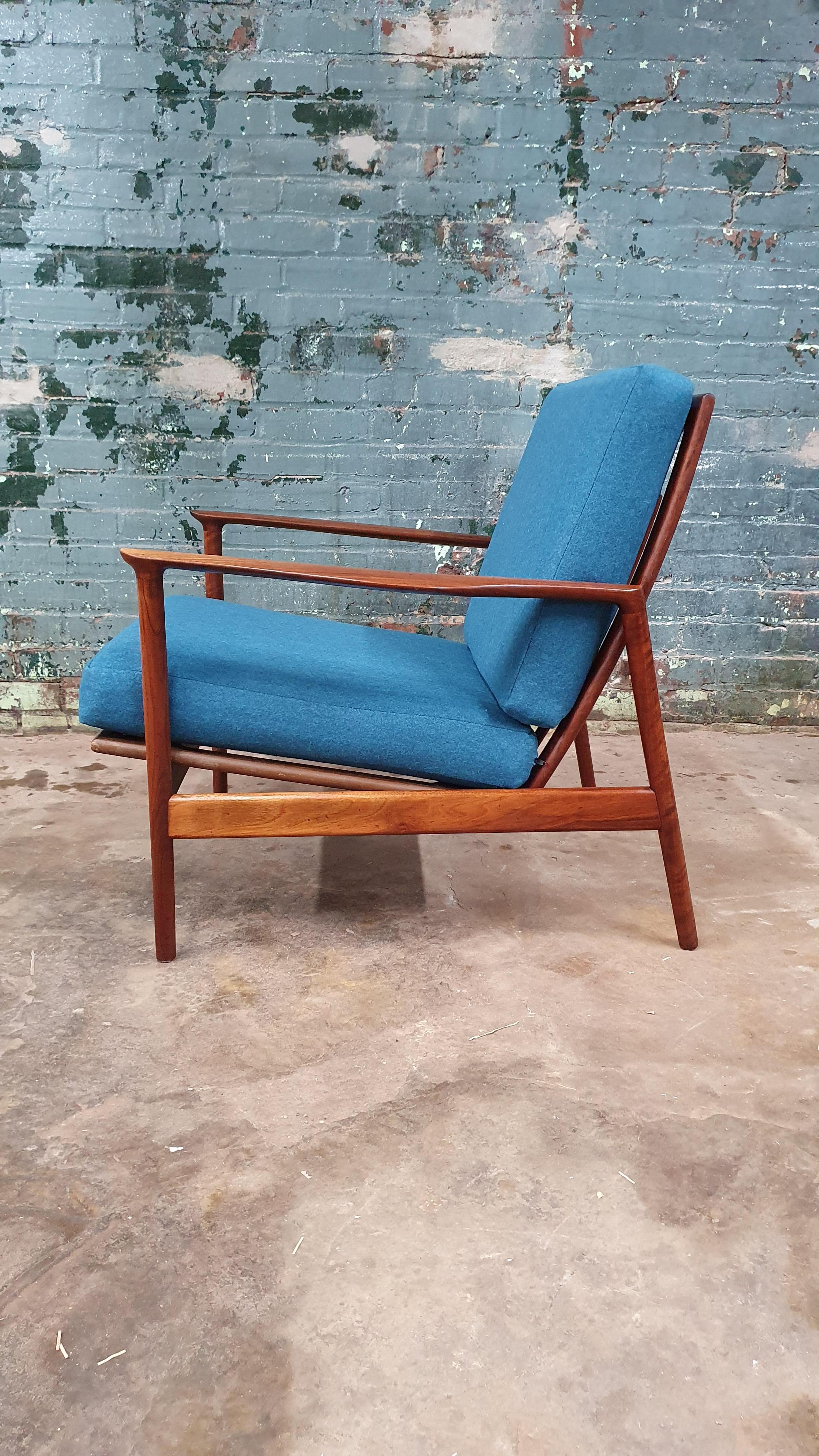 Solid Walnut Lounge Chair by Ib Kofod-Larsen for Selig For Sale 2