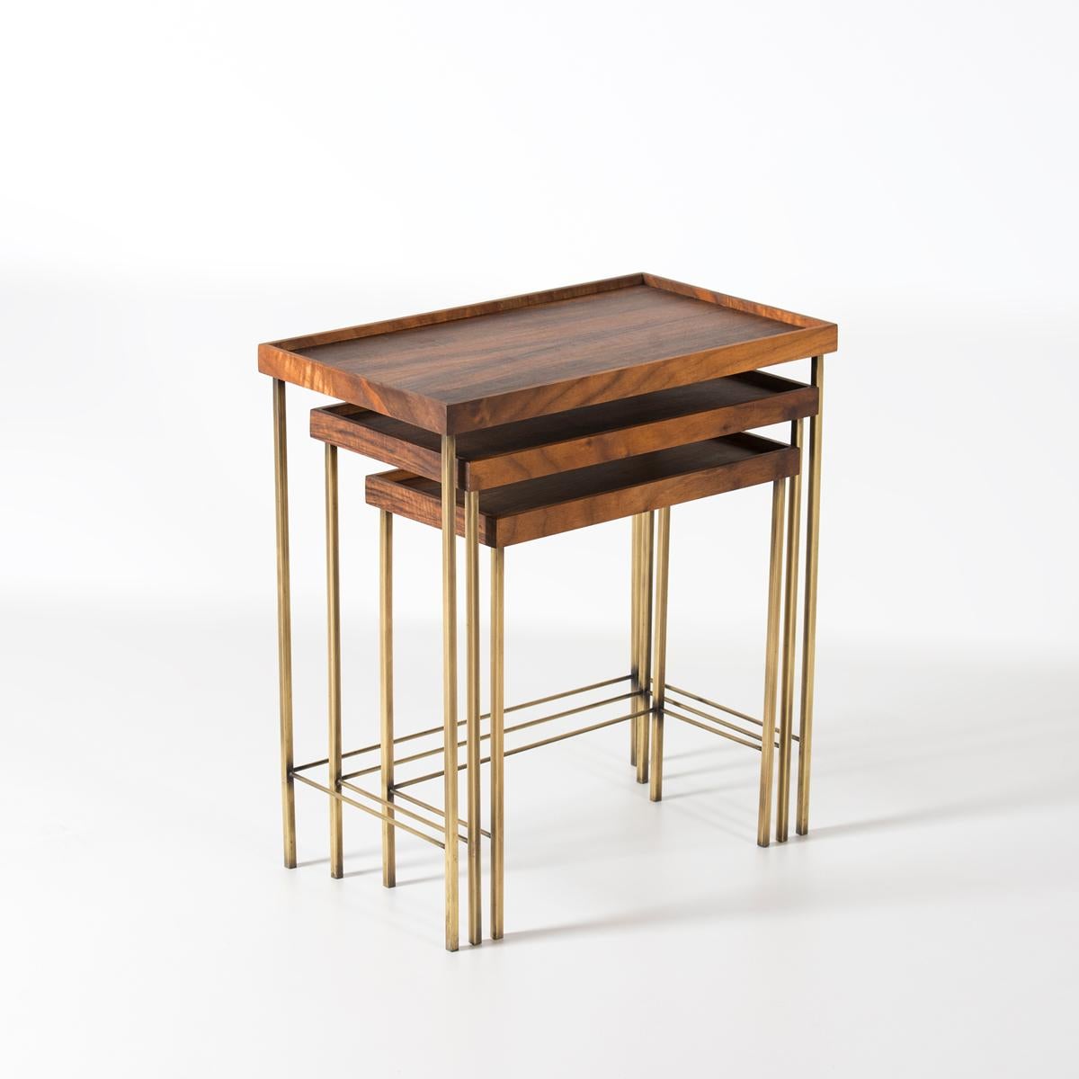 L'ensemble de tables gigognes minimales en noyer de la série EDGE AGED fusionne élégamment le design moderne et classique, avec une surface raffinée en noyer massif associée à des pieds en métal antiques dorés. Cet ensemble de tables gigognes