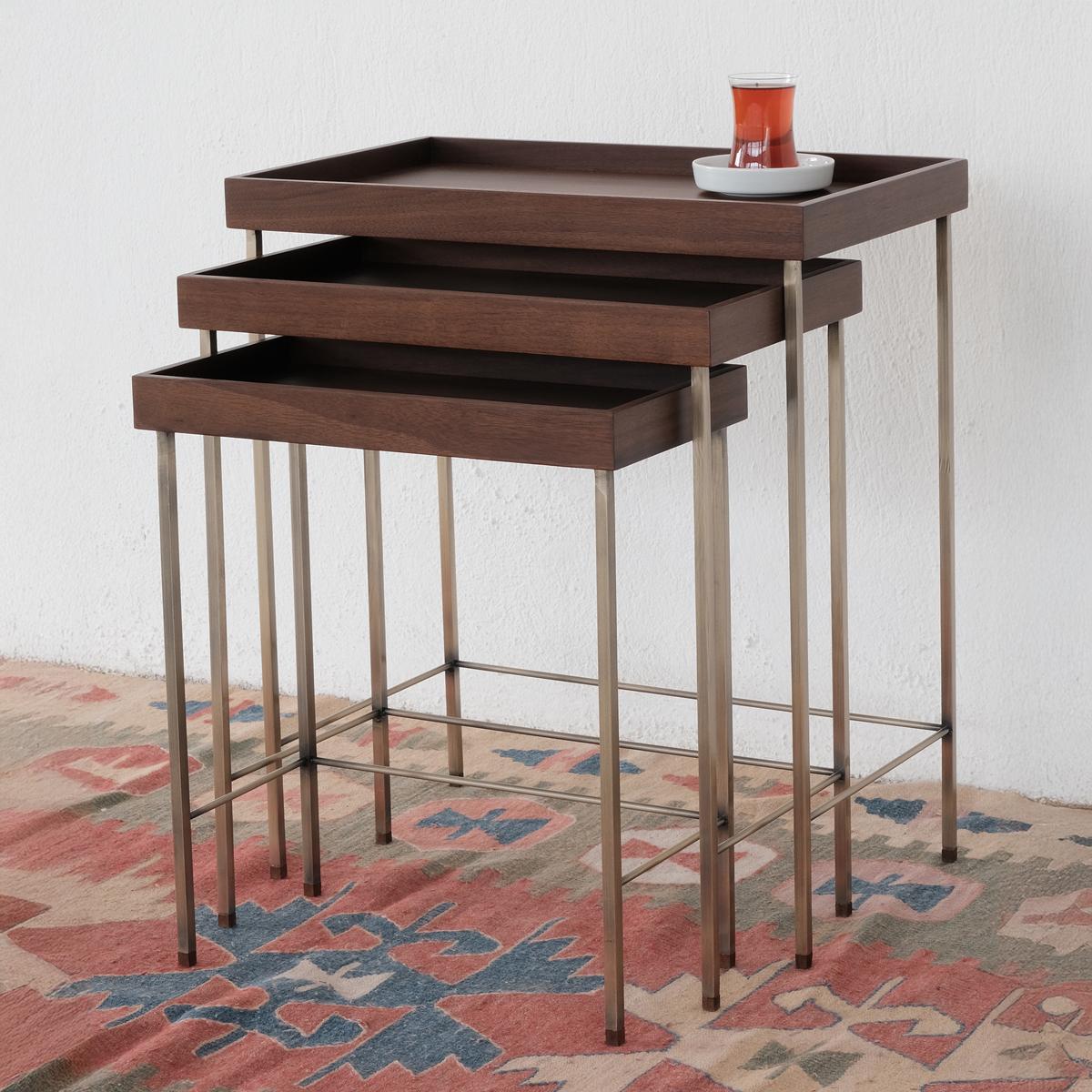 Fait main Tables gigognes en noyer massif - EDGE AGED en vente