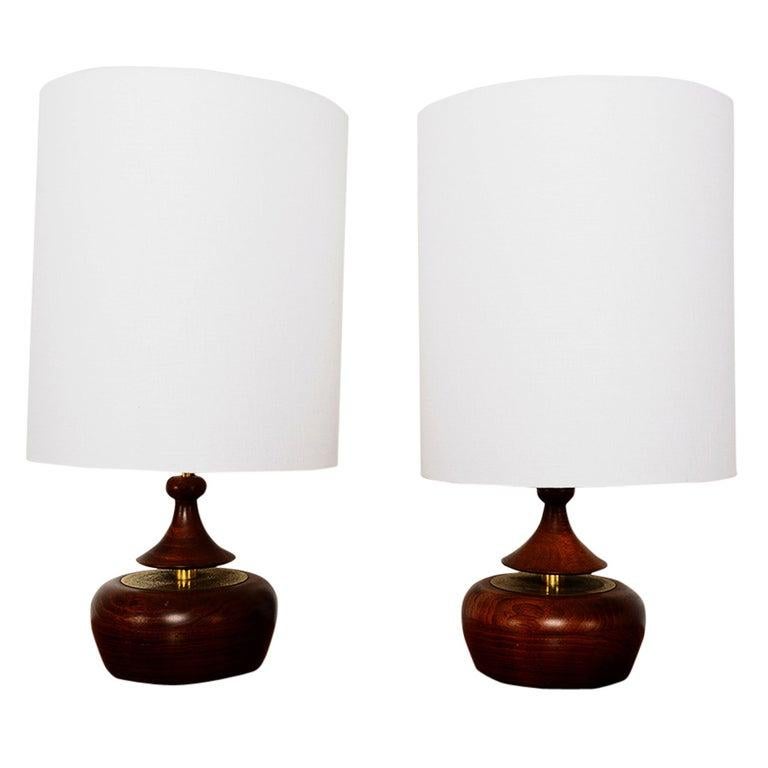 AMBIANIC presents
Modeline 1950s sculptural table lamps in solid walnut wood brass accent
In the style of George Nakashima. Lamps provide soft ambient lighting.
17 h to the base of the socket x 7.5 in diameter.
Original vintage preowned unrestored