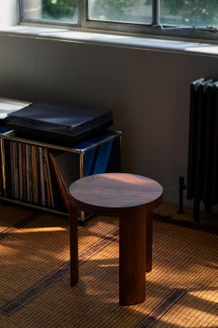 Tavolino Rota in noce massiccio a tre gambe in stile modernista