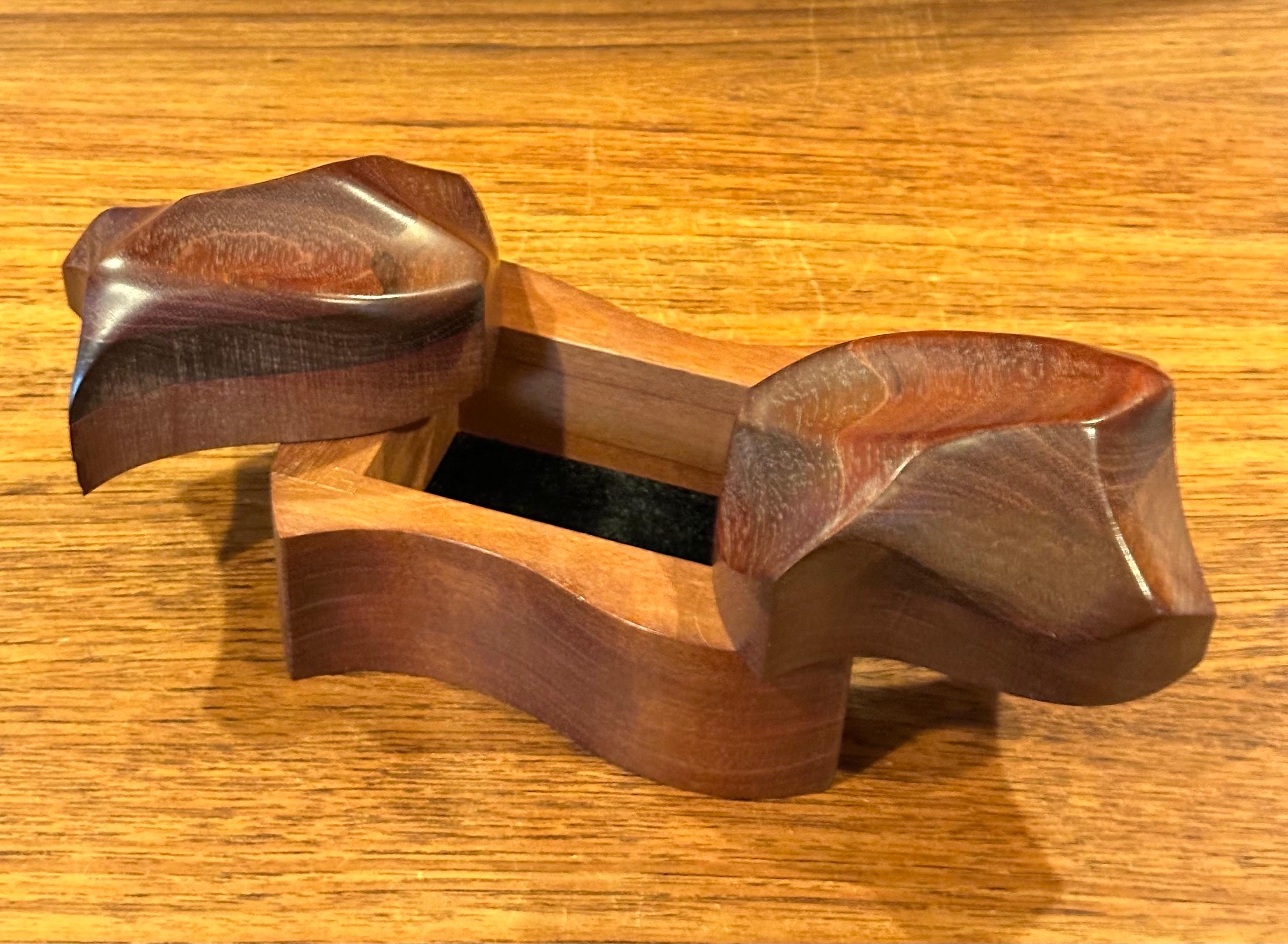 Boîte à bijoux sculpturale en noyer massif par Eric Arcese en vente 3