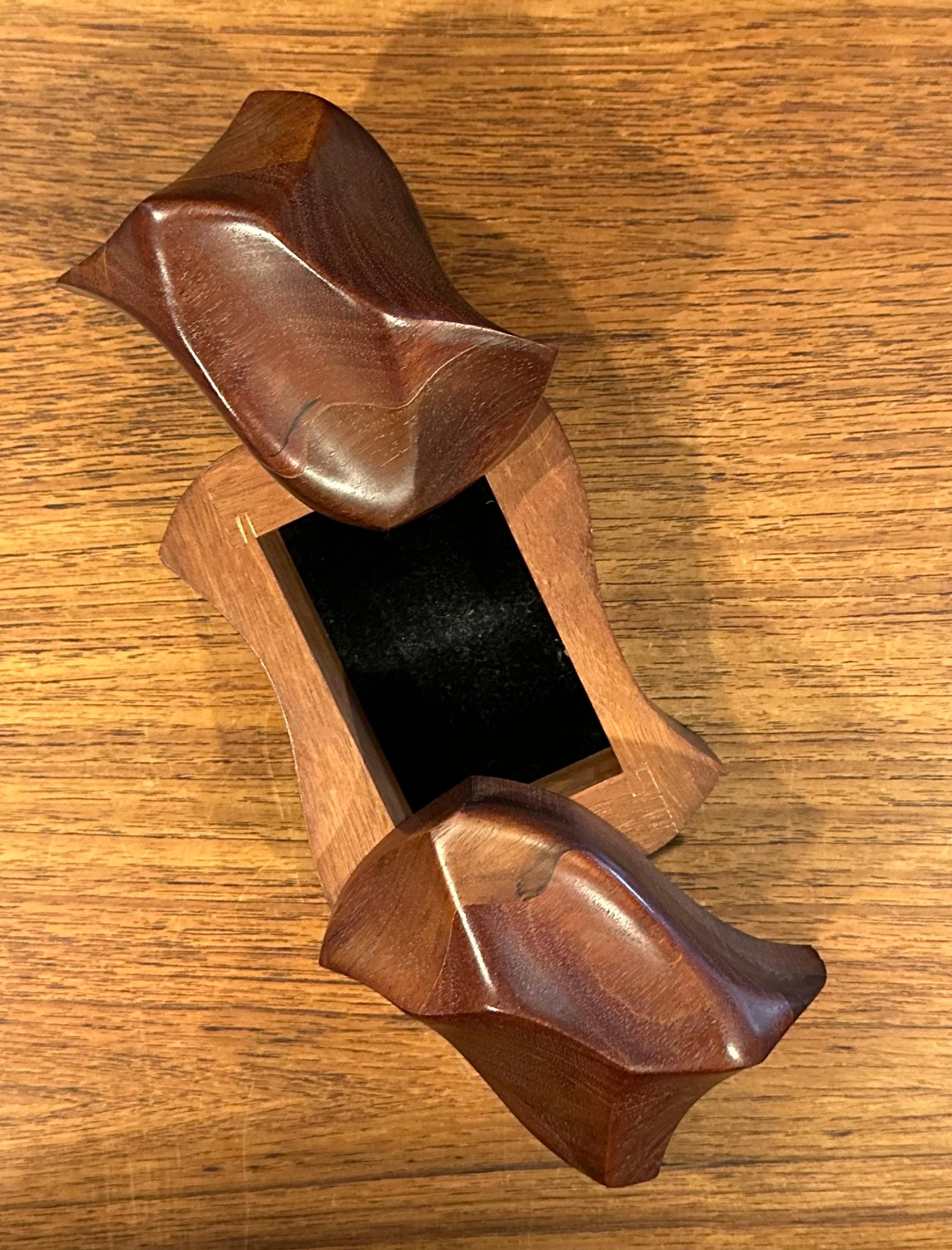 Boîte à bijoux sculpturale en noyer massif par Eric Arcese en vente 4
