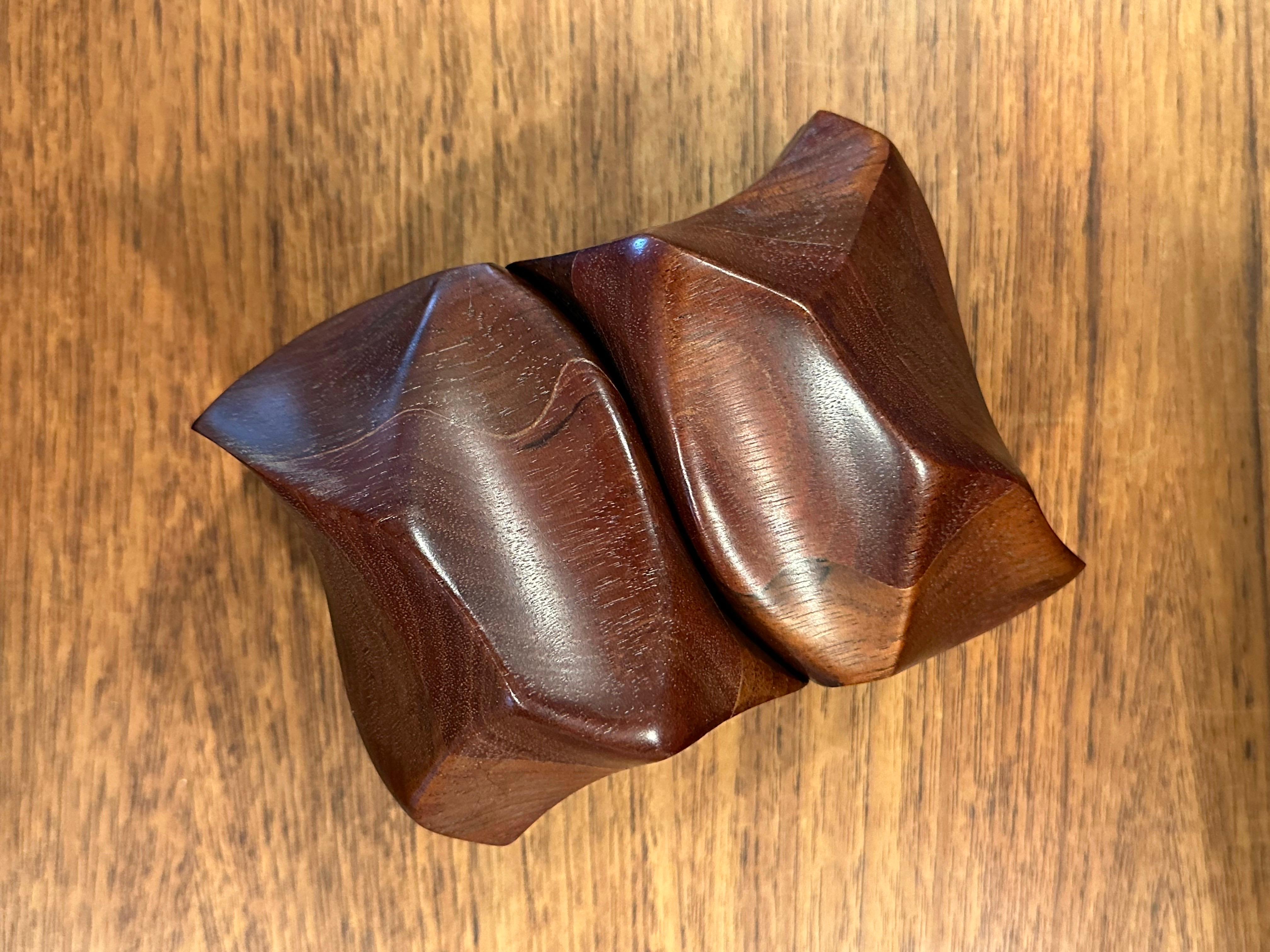 Boîte à bijoux sculpturale en noyer massif par Eric Arcese en vente 5