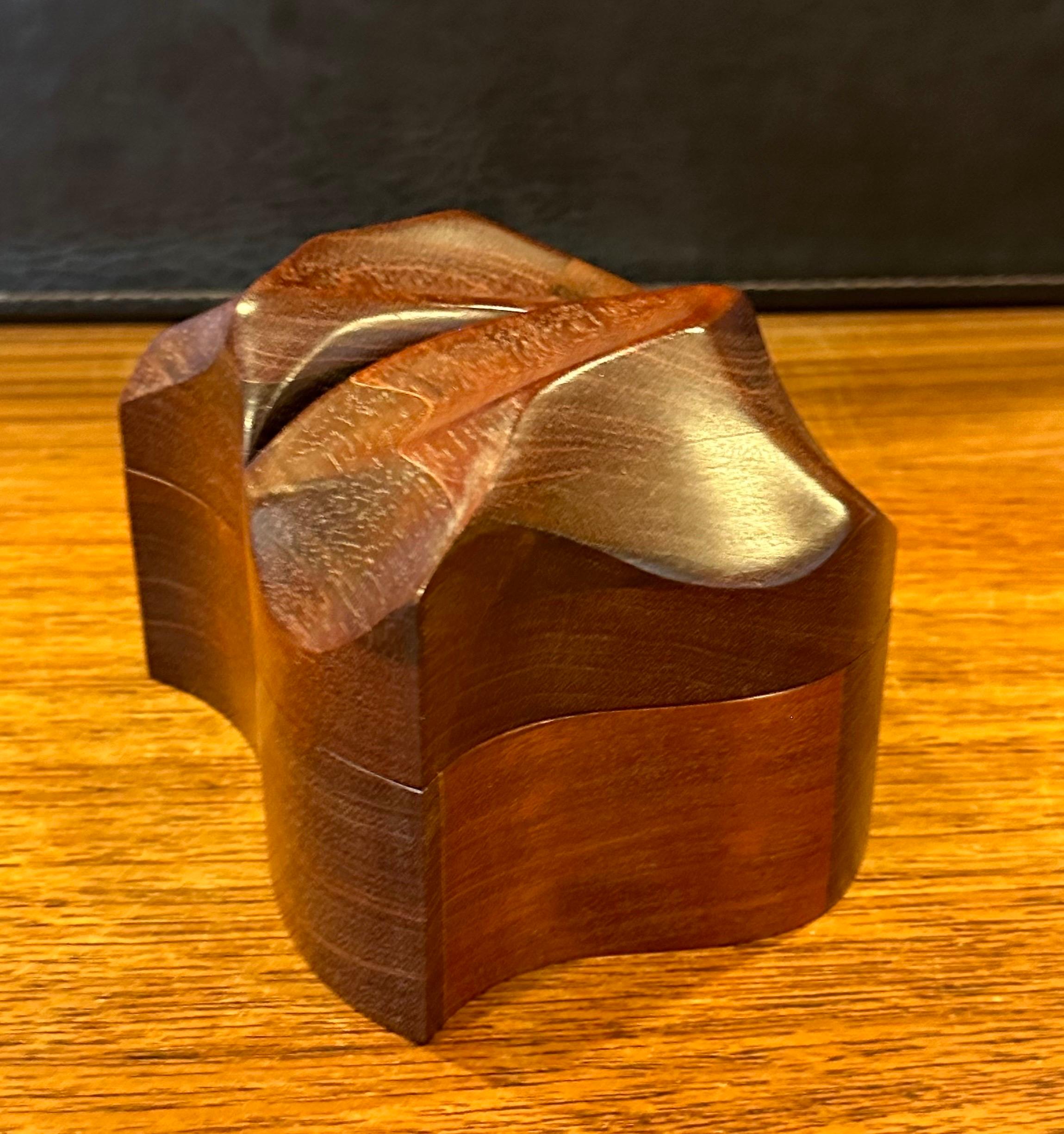Boîte à bijoux sculpturale en noyer massif par Eric Arcese en vente 6