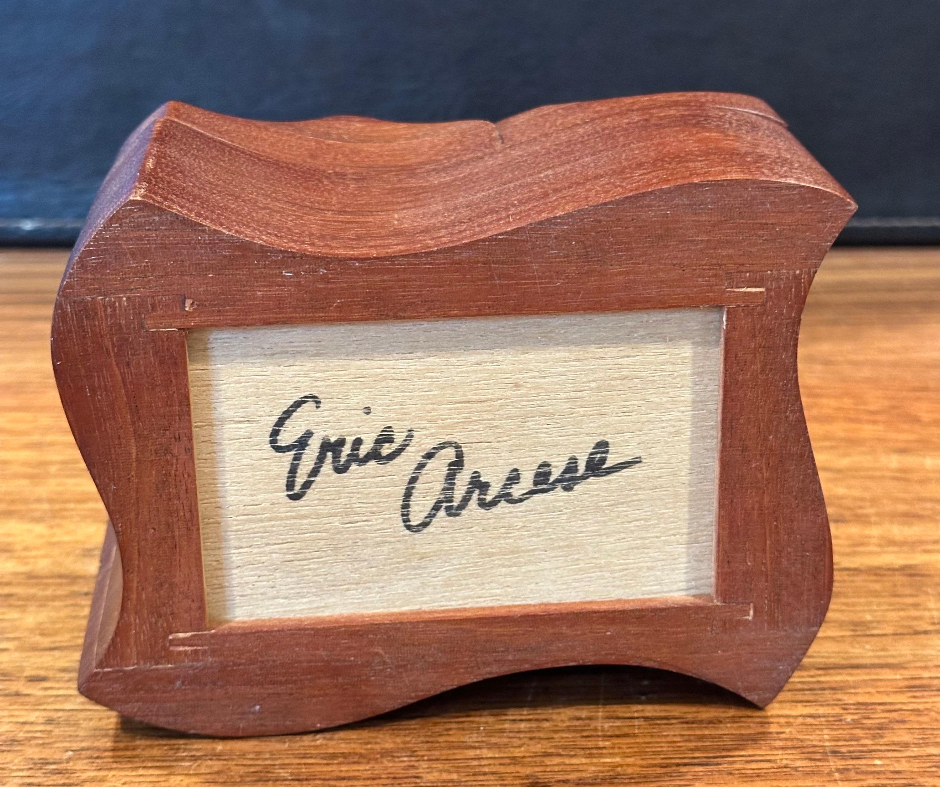 Boîte à bijoux sculpturale en noyer massif par Eric Arcese en vente 7