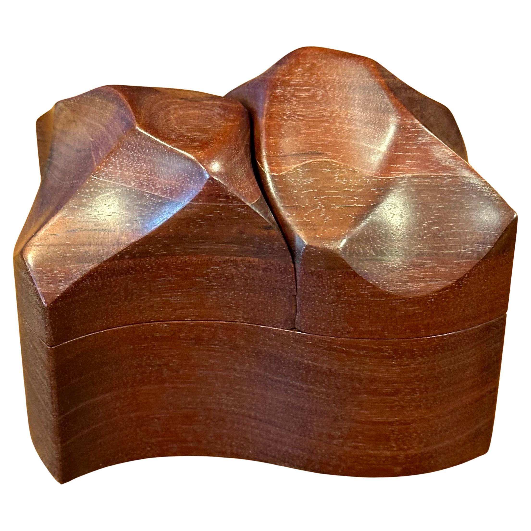 Une amusante boîte à bijoux sculpturale en noyer massif par Eric Arcese, circa 2000s. La pièce est en très bon état et mesure 5,75