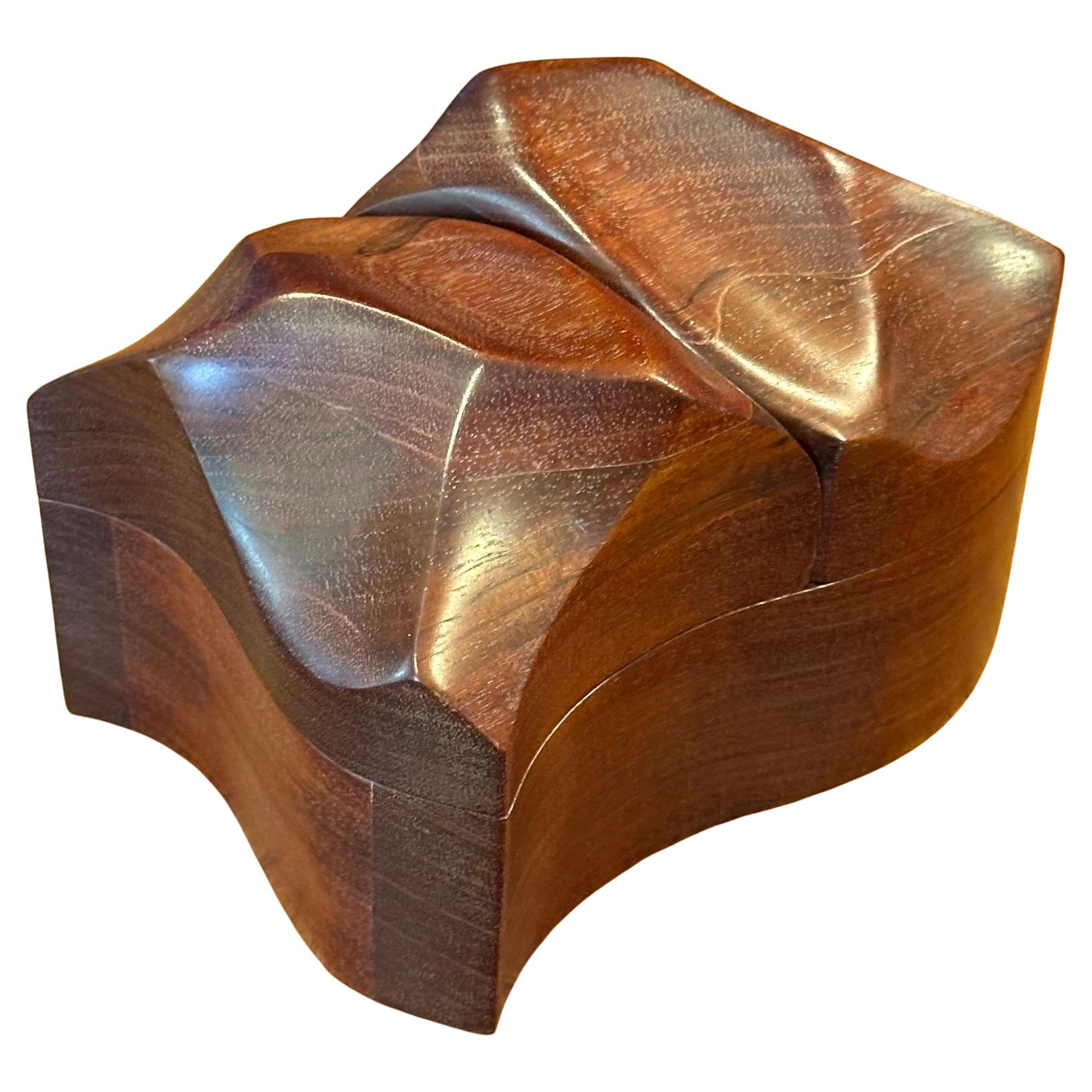 Organique Boîte à bijoux sculpturale en noyer massif par Eric Arcese en vente