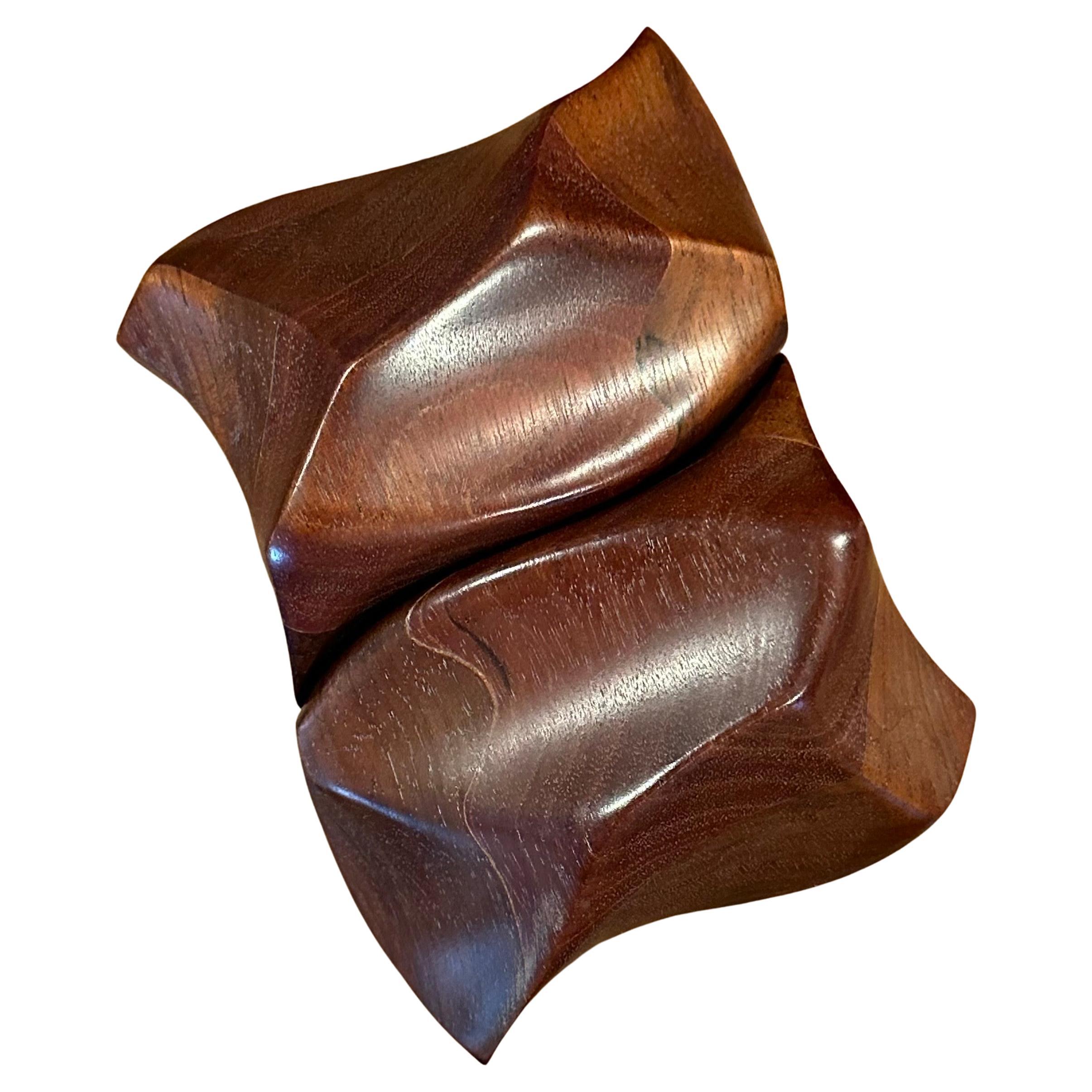 Américain Boîte à bijoux sculpturale en noyer massif par Eric Arcese en vente