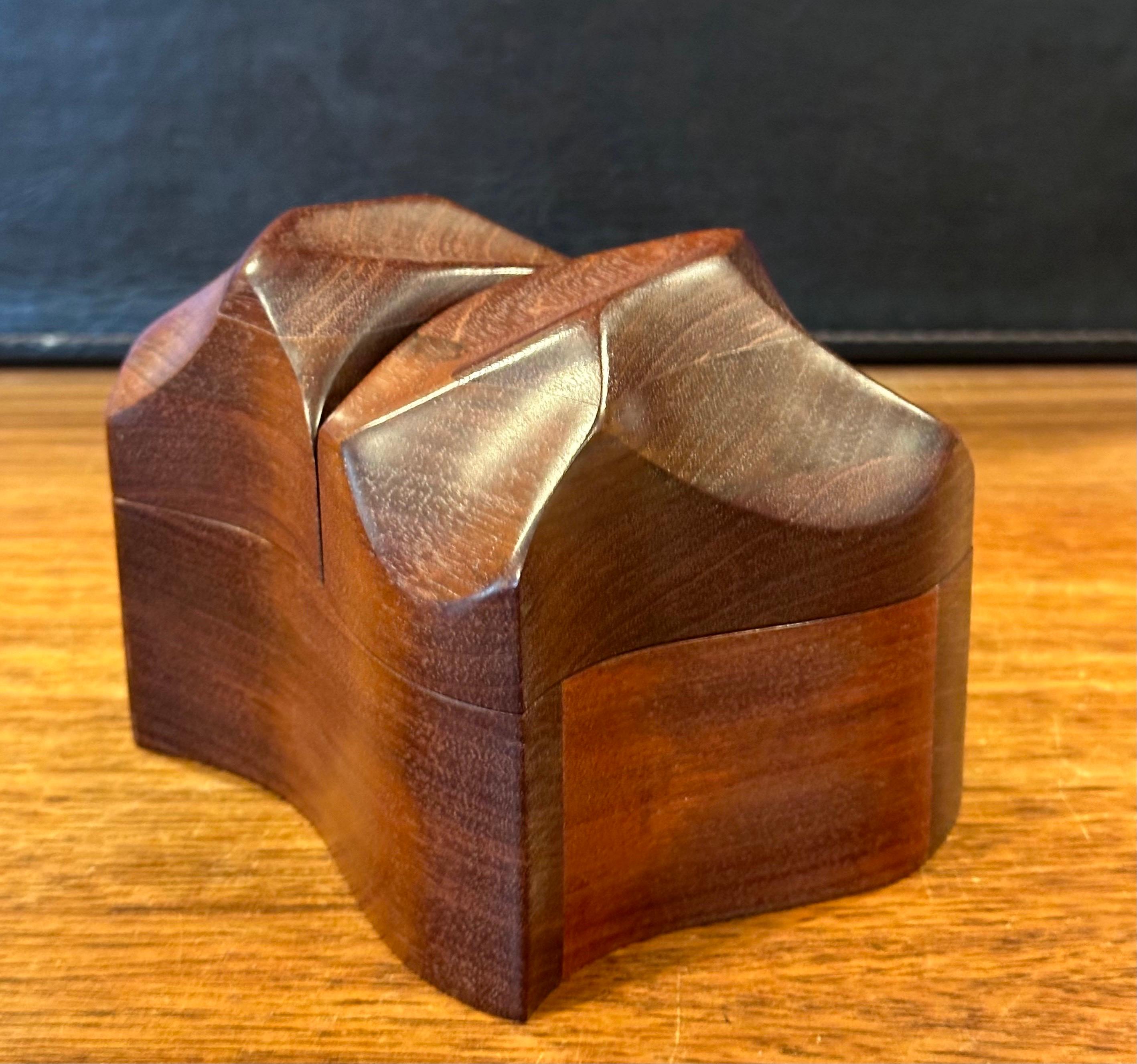 Boîte à bijoux sculpturale en noyer massif par Eric Arcese Bon état - En vente à San Diego, CA