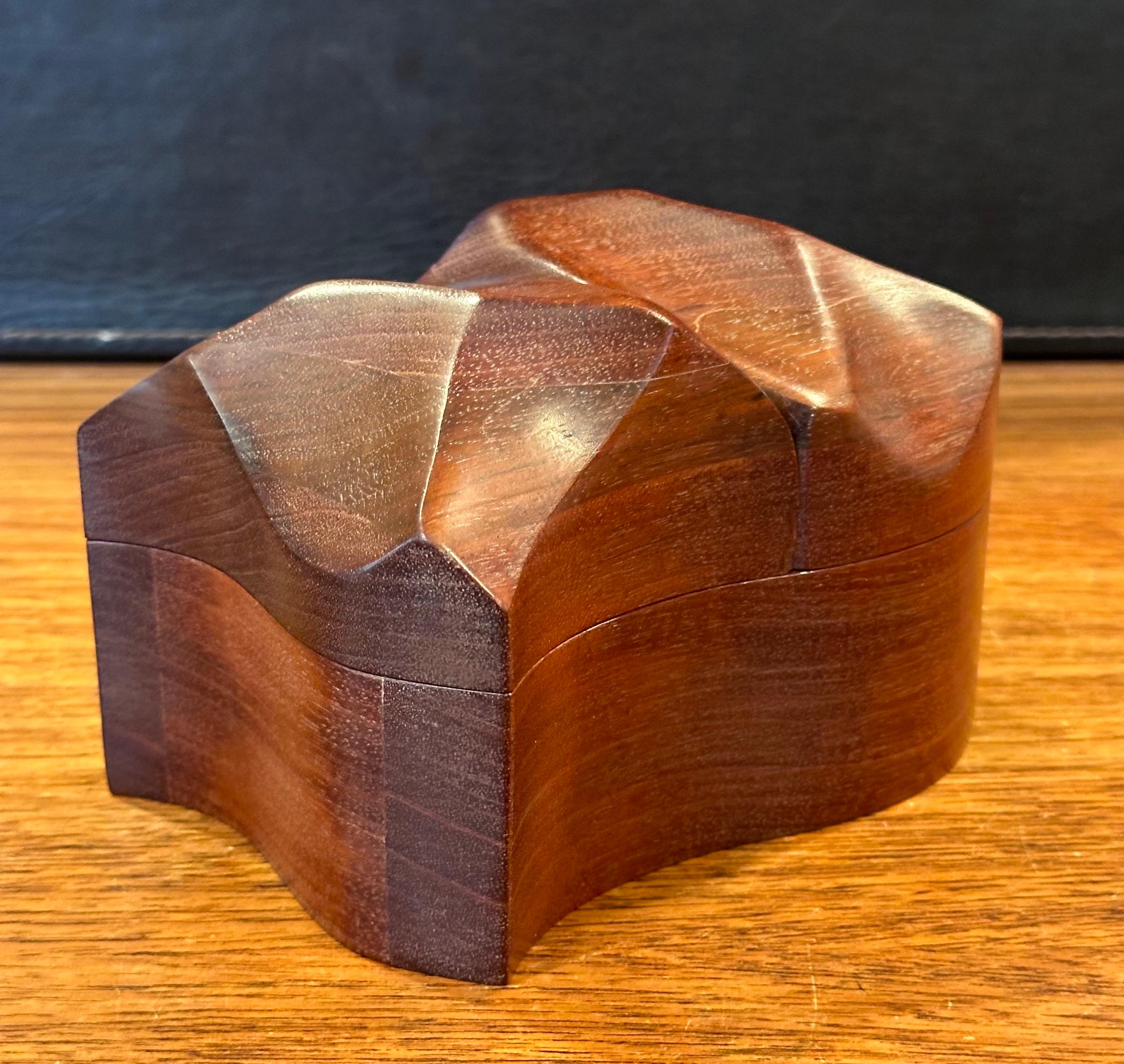 XXIe siècle et contemporain Boîte à bijoux sculpturale en noyer massif par Eric Arcese en vente