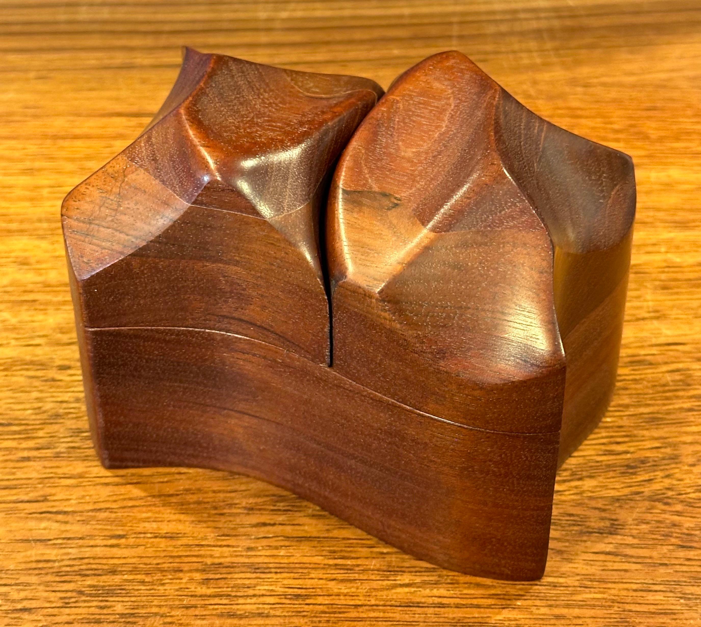 Noyer Boîte à bijoux sculpturale en noyer massif par Eric Arcese en vente