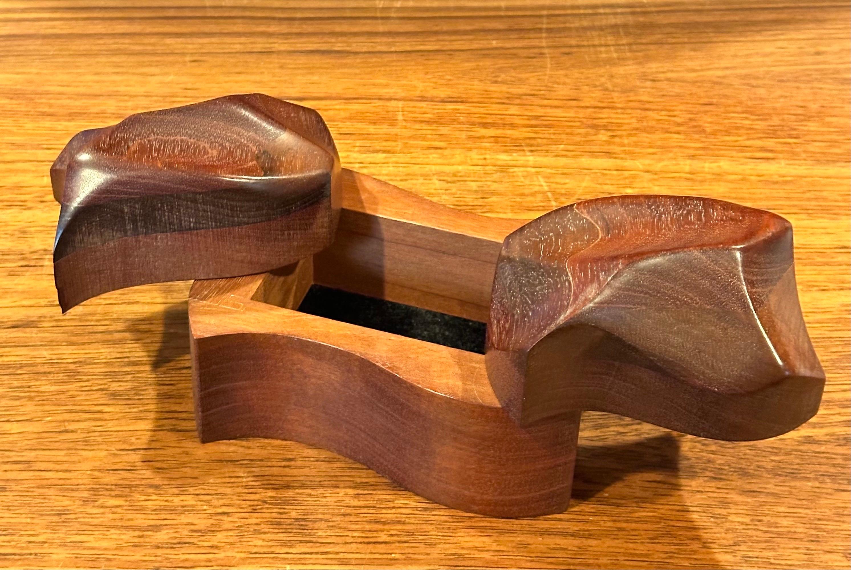Boîte à bijoux sculpturale en noyer massif par Eric Arcese en vente 1