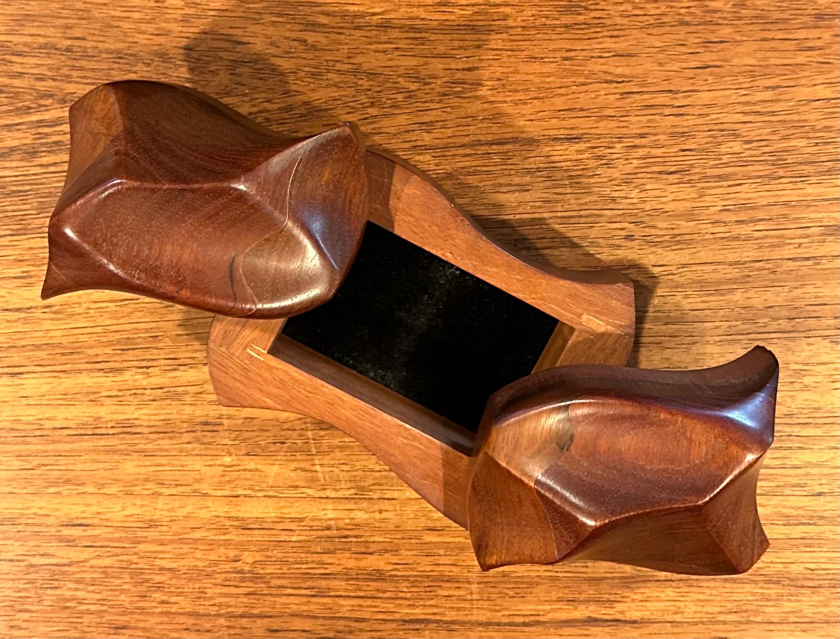 Boîte à bijoux sculpturale en noyer massif par Eric Arcese en vente 2
