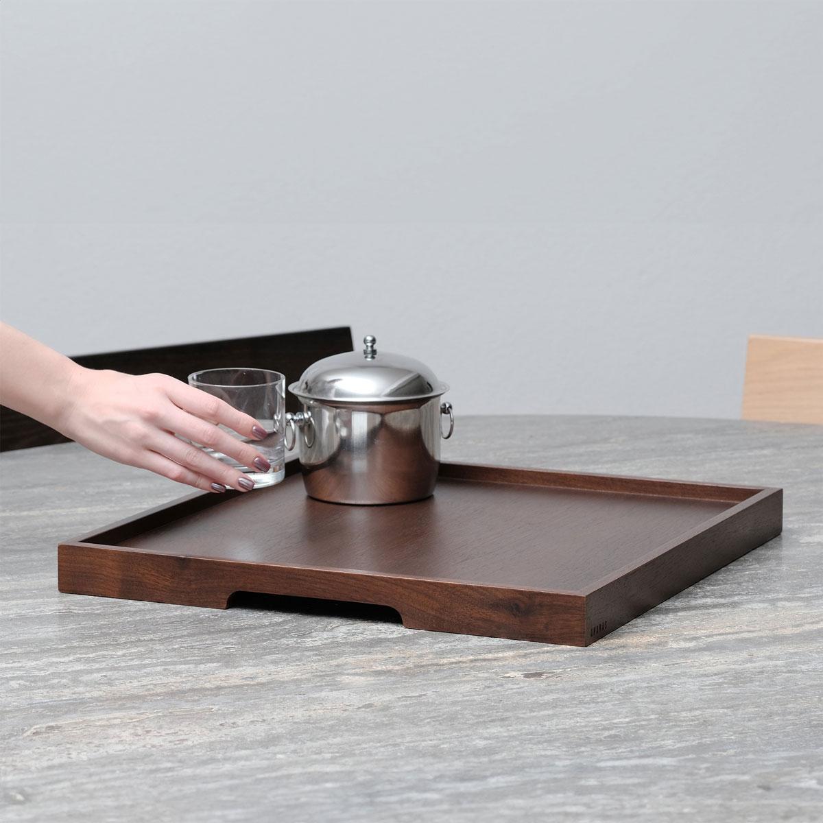 Serviertablett aus massivem Nussbaumholz - EDGE (Türkisch) im Angebot