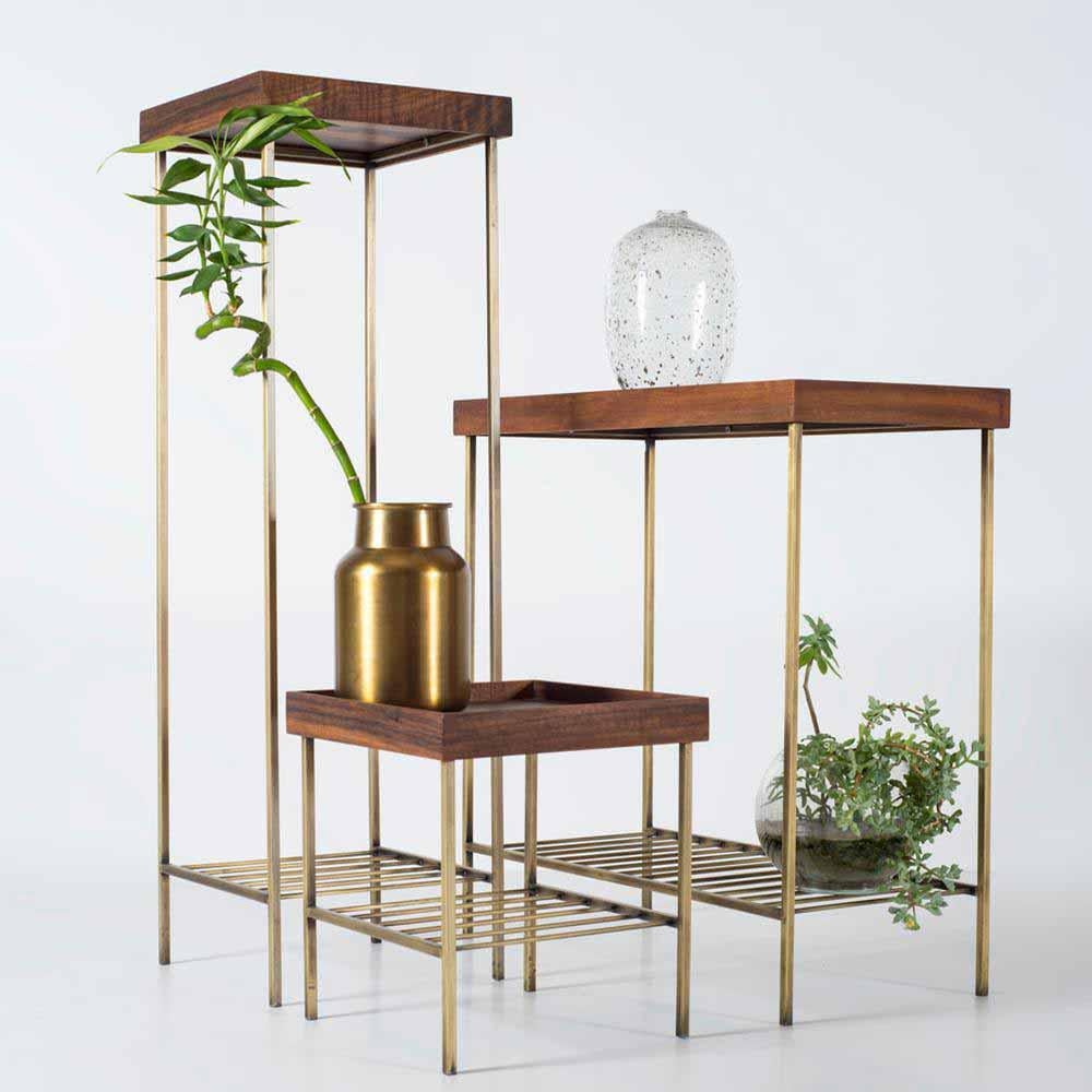 Das Beistelltisch-Pflanzenständer-Set aus massivem Walnussholz der Serie EDGE AGED verbindet auf wunderbare Weise die reiche Maserung des natürlichen Walnussholzes mit der Eleganz der goldfarbenen Metallbeine in Antik-Optik. Jeder Tisch des Sets hat