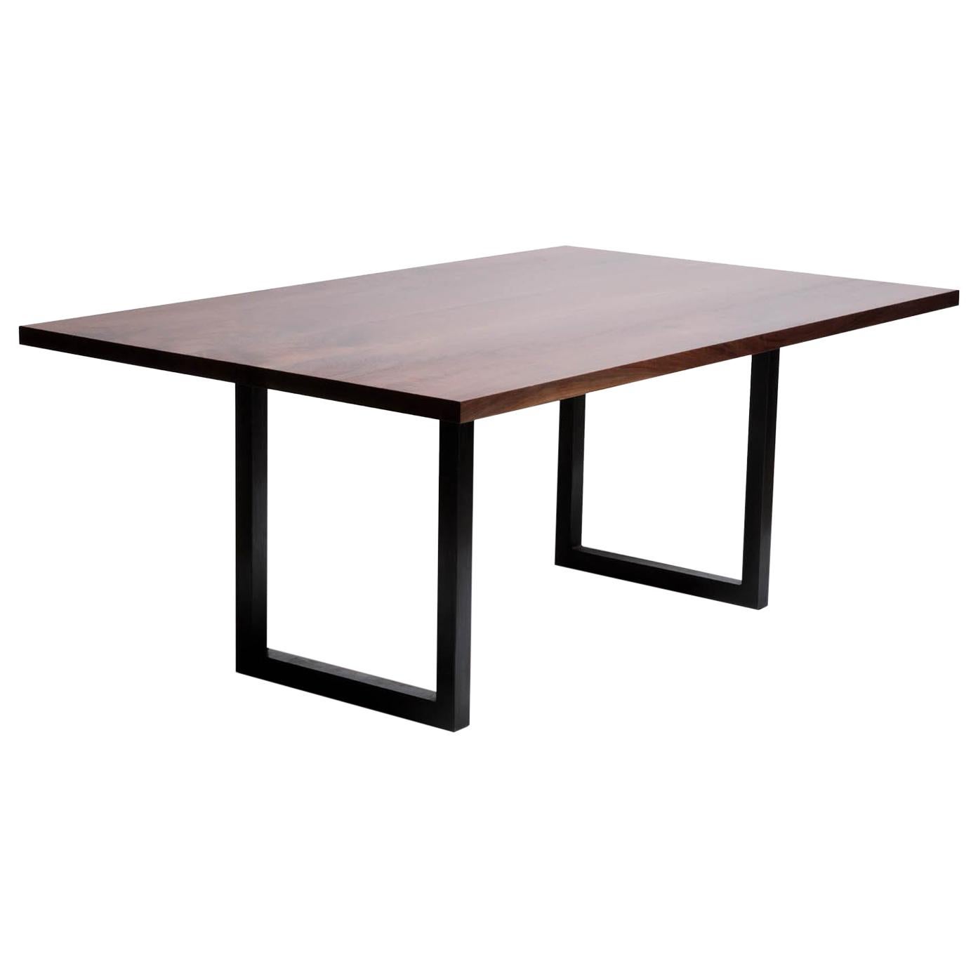 Mesa de nogal macizo sobre moderna base de acero patinado negro de Alabama Sawyer