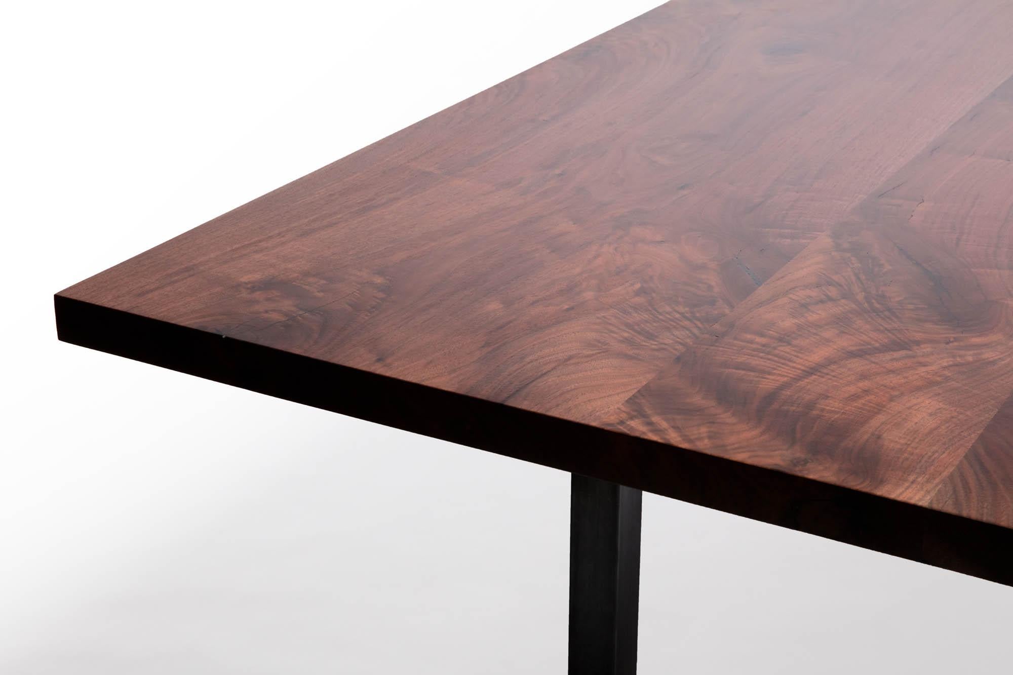Massivholztisch aus Nussbaumholz auf modernem, schwarz patiniertem Stahlsockel von Alabama Sawyer (American Arts and Crafts) im Angebot