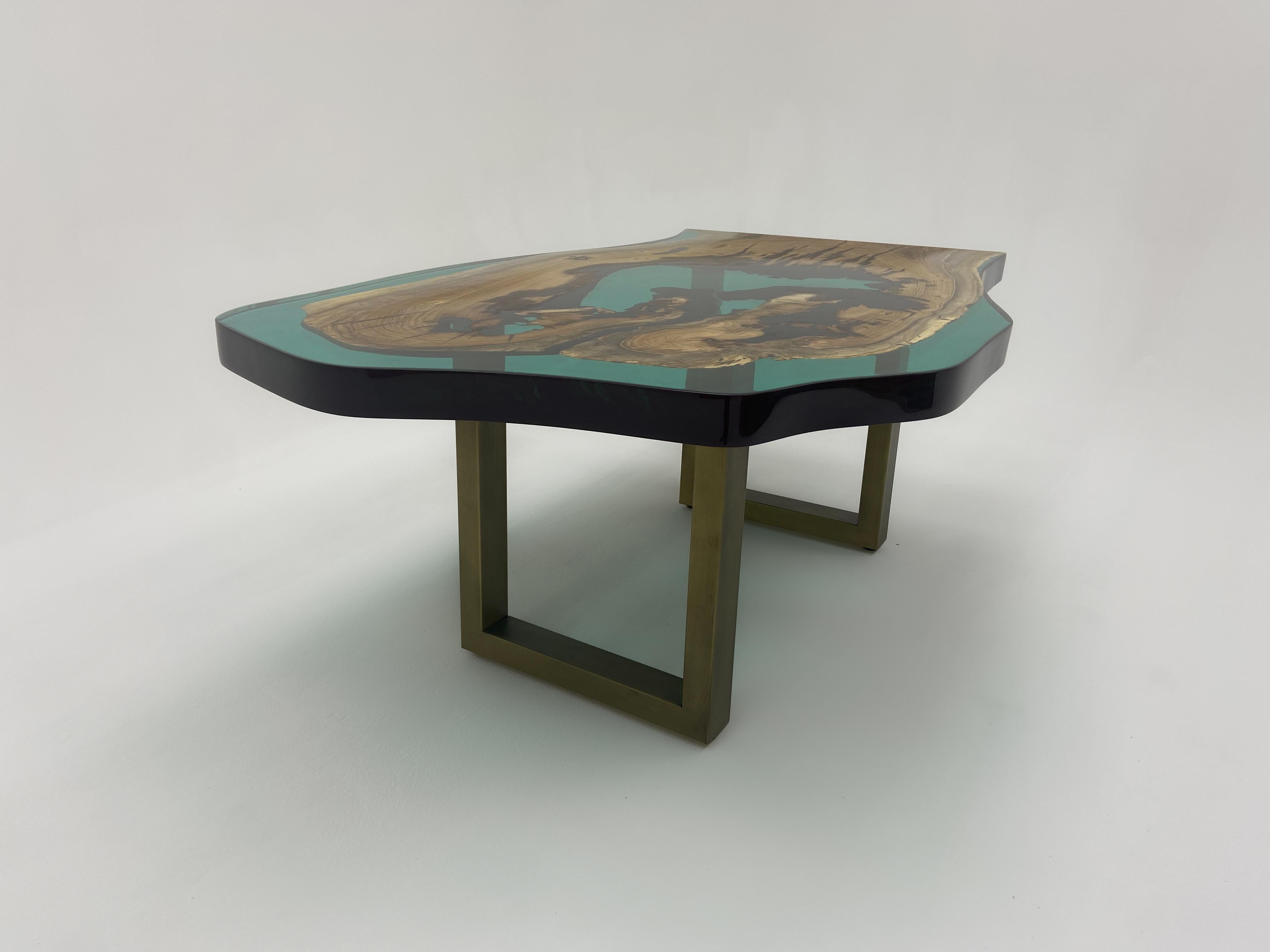Arts and Crafts Table basse en noyer massif et résine époxy turquoise en vente