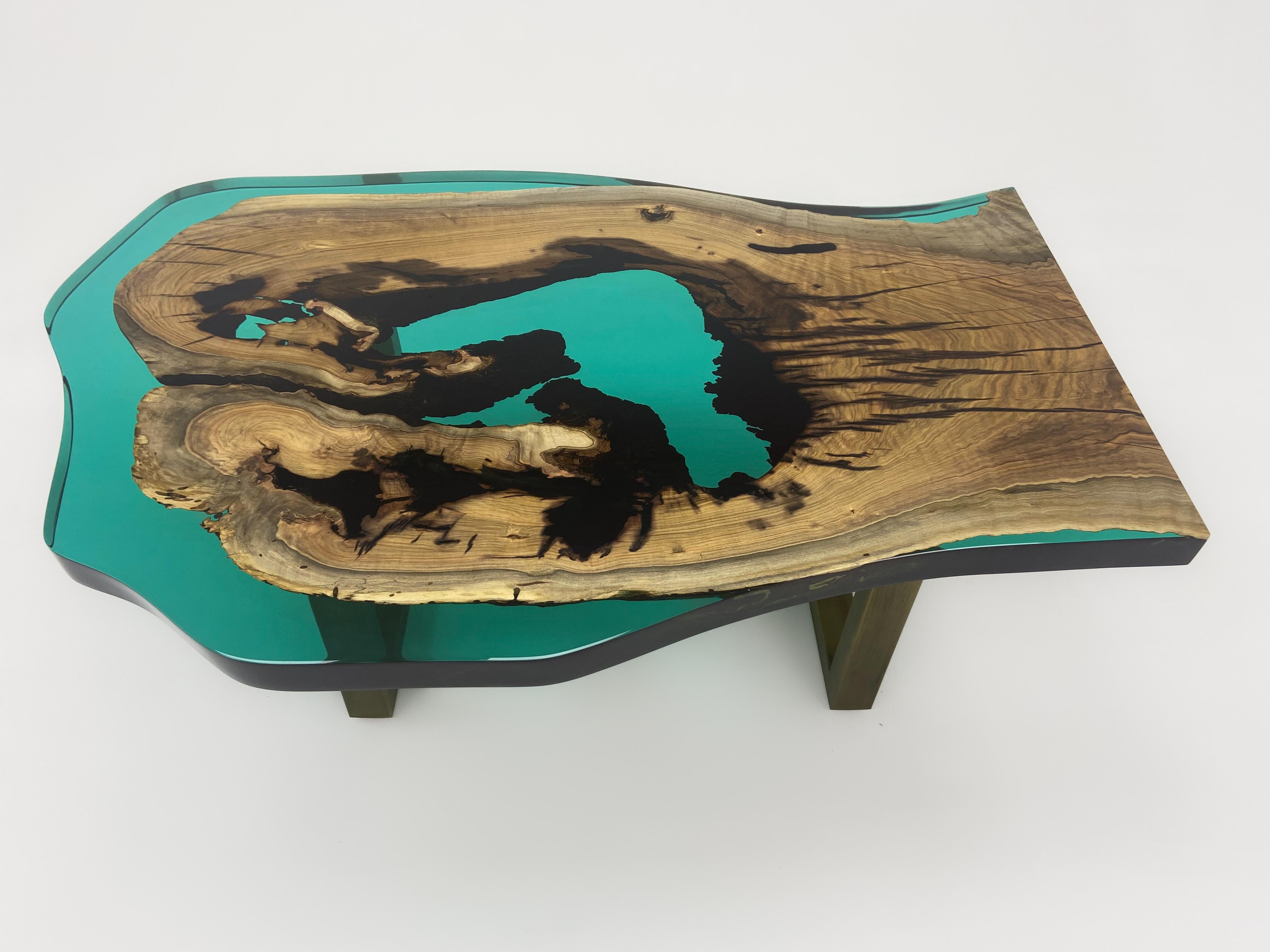 Ferronnerie Table basse en noyer massif et résine époxy turquoise en vente