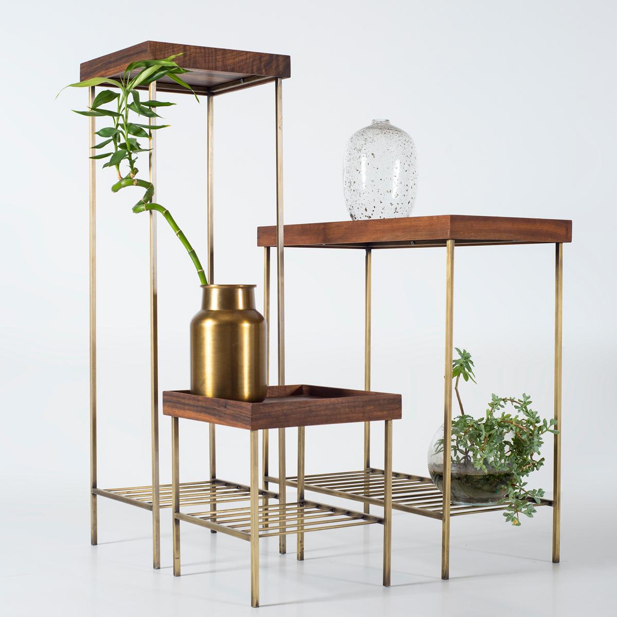 Breiter Beistelltisch / Pflanzenständer aus massivem Nussbaumholz - EDGE AGED Serie mit Gold Antique (Moderne) im Angebot