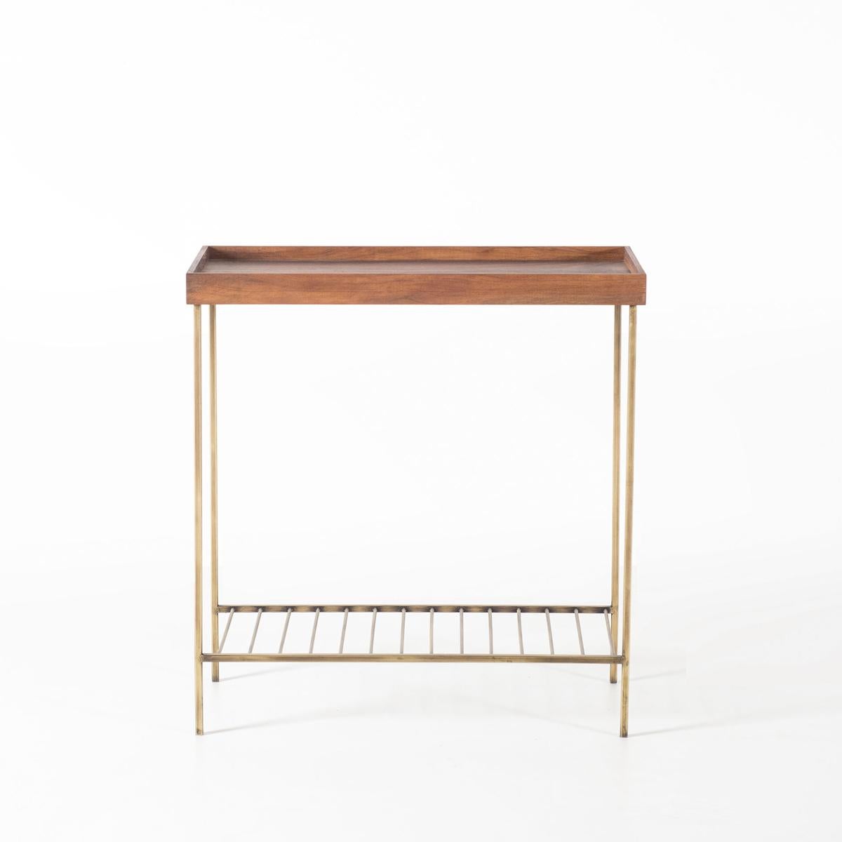 Breiter Beistelltisch / Pflanzenständer aus massivem Nussbaumholz - EDGE AGED Serie mit Gold Antique (Türkisch) im Angebot