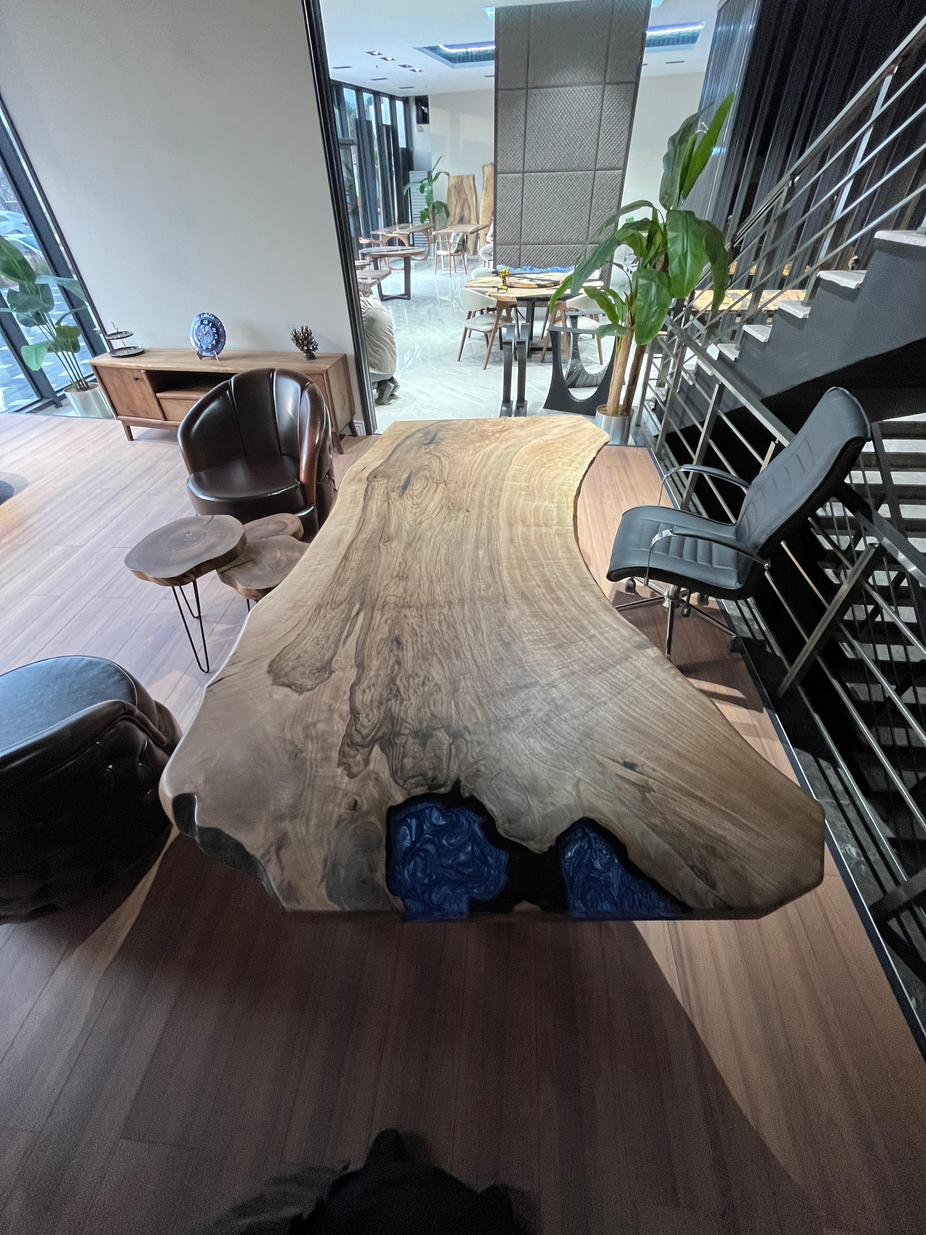 Konferenztisch aus massivem Walnussholz

Dieser Tisch ist aus 500 Jahre altem Walnussholz gefertigt. Die Maserung und die Struktur des Holzes beschreiben, wie ein natürliches Walnussholz aussieht.
Er kann als Esstisch oder als Konferenztisch