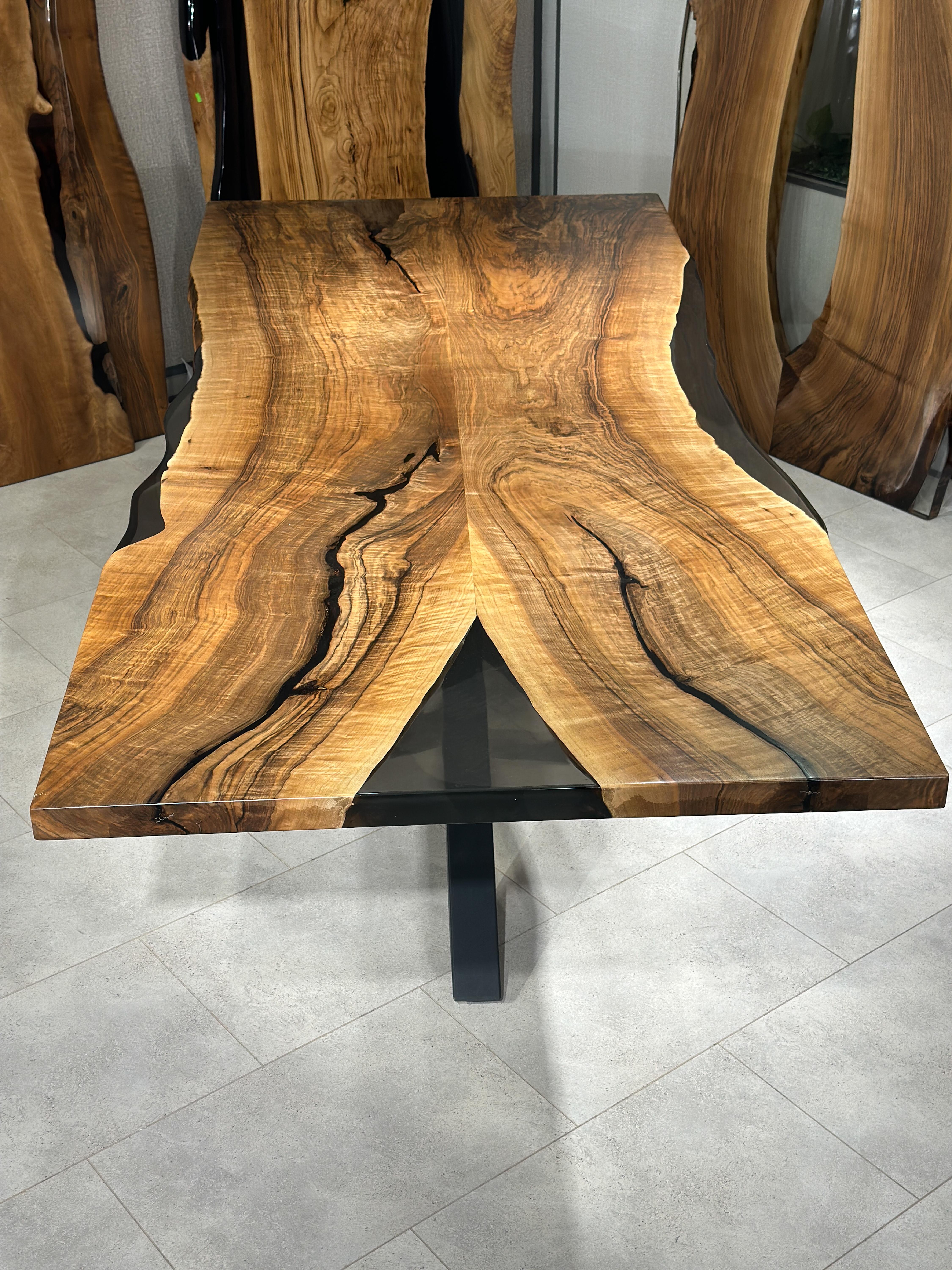 Individueller Nussbaum Live Edge Epoxidharz Konferenzraumtisch 

Dieser Tisch ist aus Walnussholz gefertigt. Die Maserung und die Struktur des Holzes beschreiben, wie ein natürliches Walnussholz aussieht.
Er kann als Esstisch oder als Konferenztisch