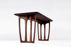 Bureau de travail en noyer massif par Attune Design