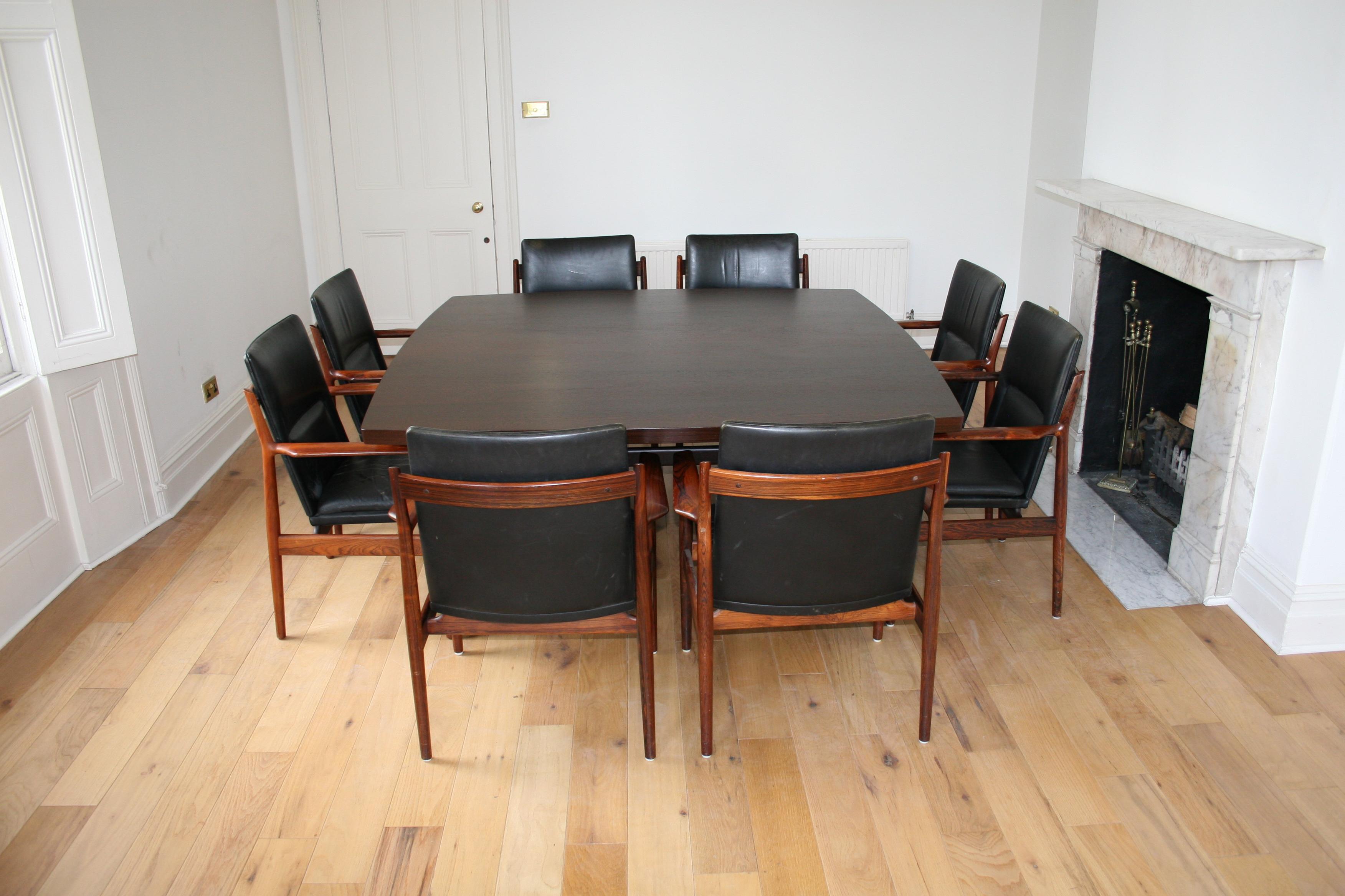 Scandinave moderne Table danoise du milieu du siècle en wengé massif en vente