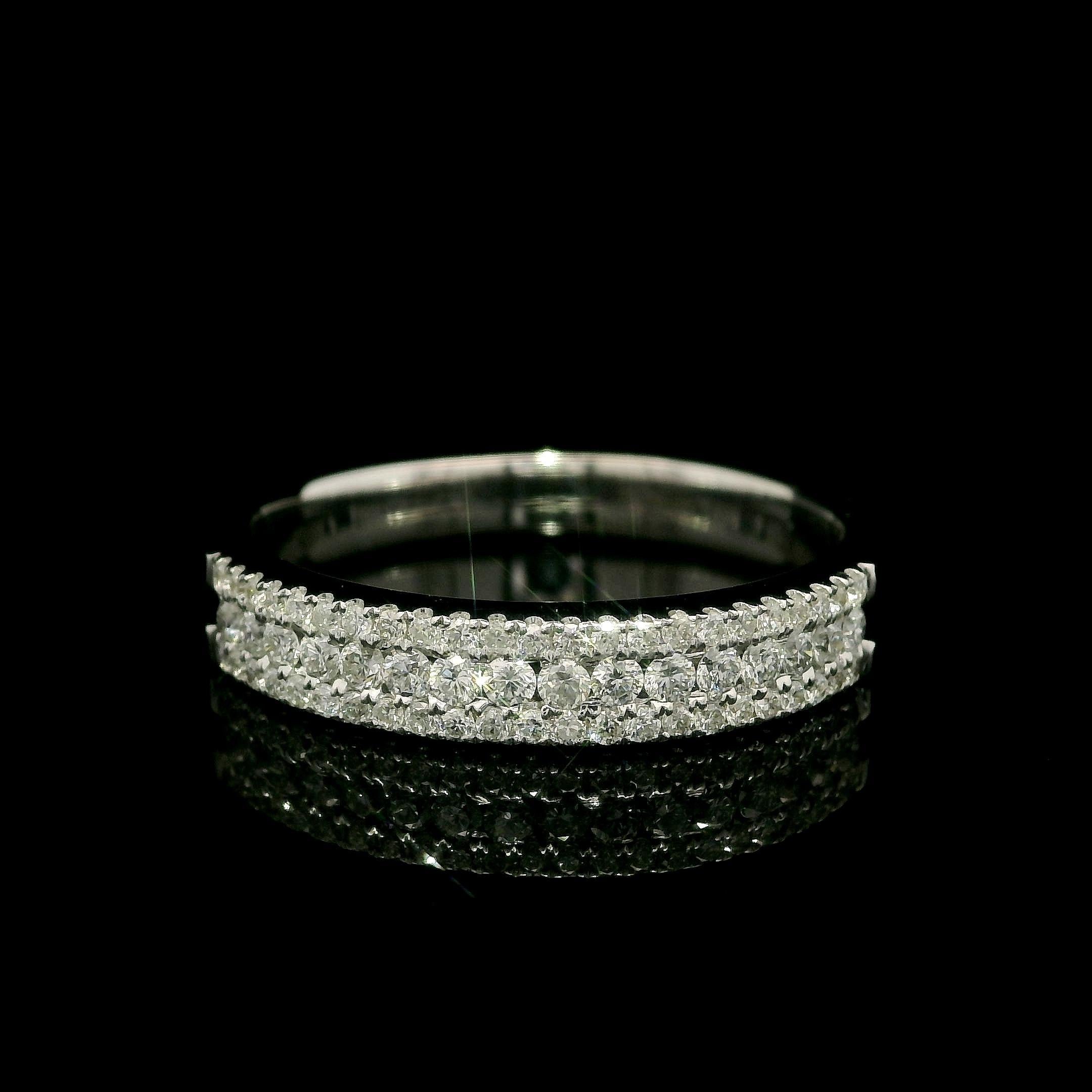 --Pierre(s) :...
(62) Diamants naturels authentiques - taille ronde brillante - sertis en pavé - couleur G/H - pureté VS1/VS2 - 0,28ctw (approx.)

MATERIAL : Or blanc massif 18k
Poids : 4,2 grammes
Taille de la bague : 8.0 (ajustée au doigt,