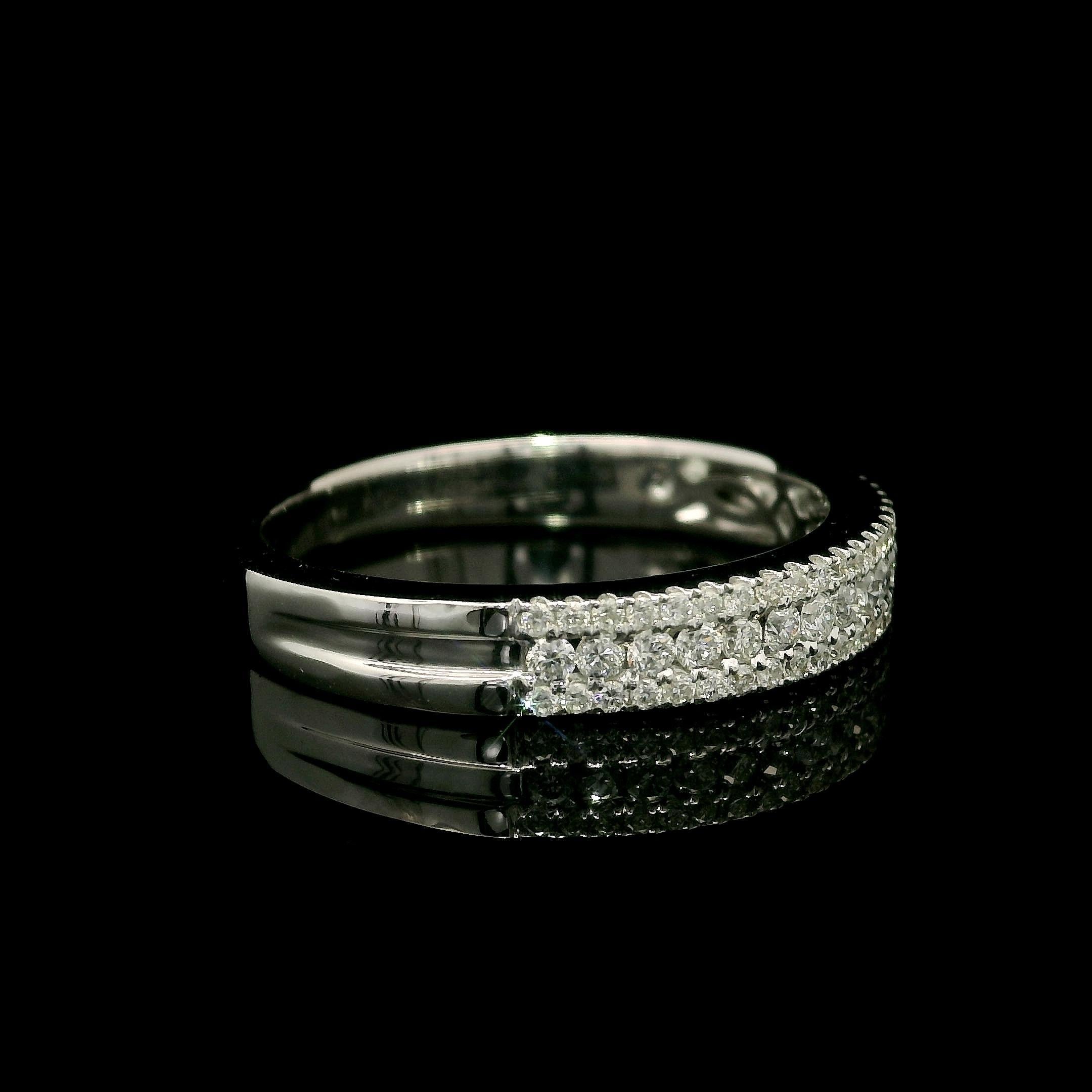 Taille ronde Anneau de mariage en or blanc massif 0.28ctw Diamond 3 Row Stack Wedding Band Taille 8 en vente