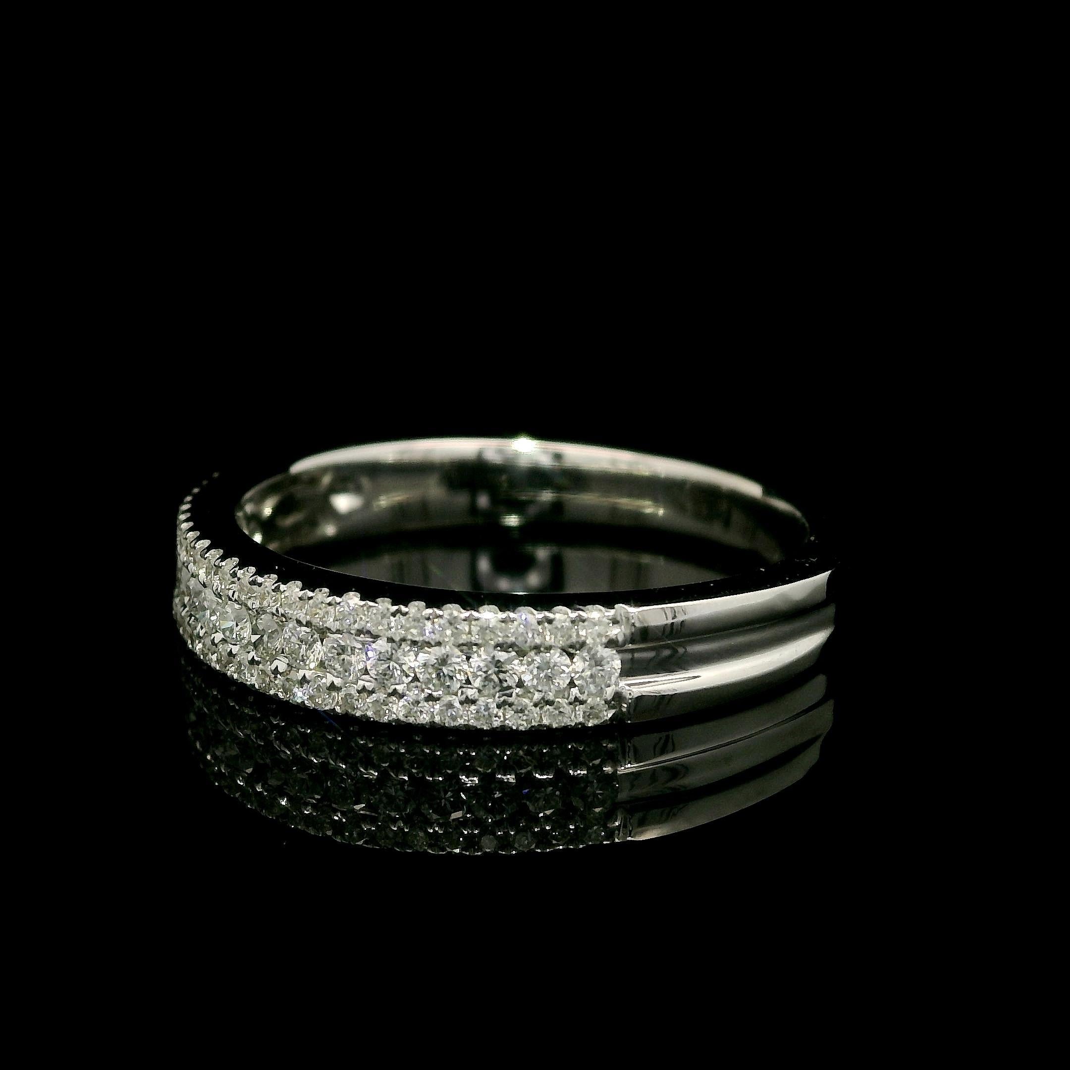 Anneau de mariage en or blanc massif 0.28ctw Diamond 3 Row Stack Wedding Band Taille 8 Excellent état - En vente à Montclair, NJ