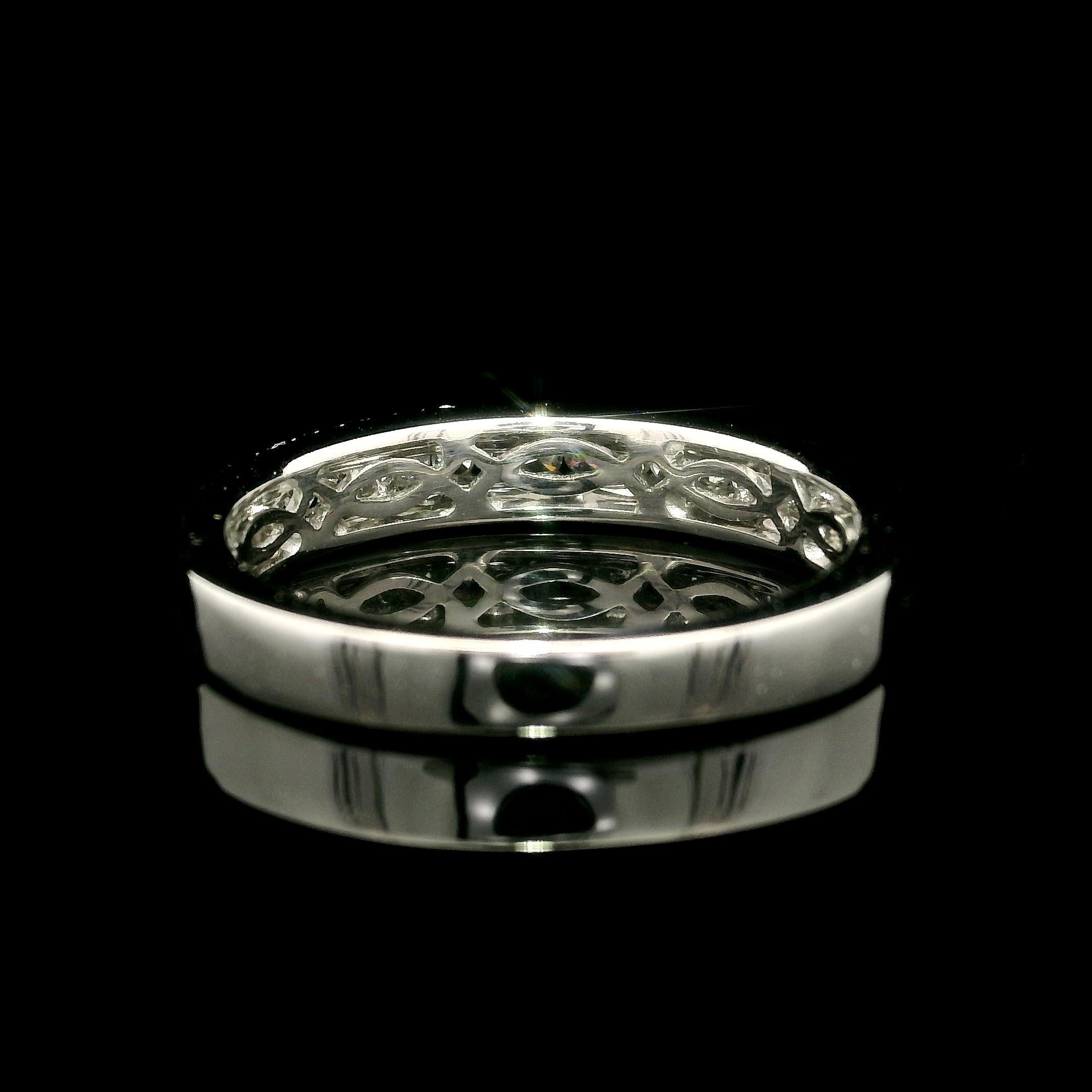 Anneau de mariage en or blanc massif 0.28ctw Diamond 3 Row Stack Wedding Band Taille 8 Pour femmes en vente