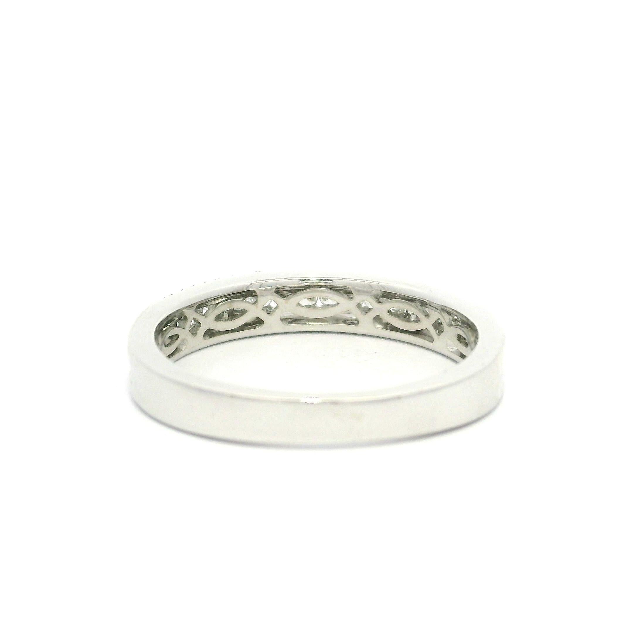 Anneau de mariage en or blanc massif 0.28ctw Diamond 3 Row Stack Wedding Band Taille 8 en vente 1