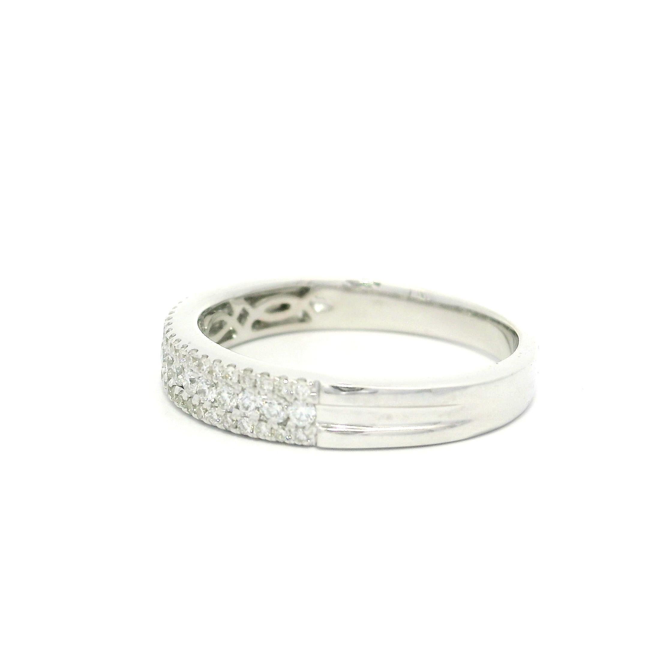 Anneau de mariage en or blanc massif 0.28ctw Diamond 3 Row Stack Wedding Band Taille 8 en vente 2
