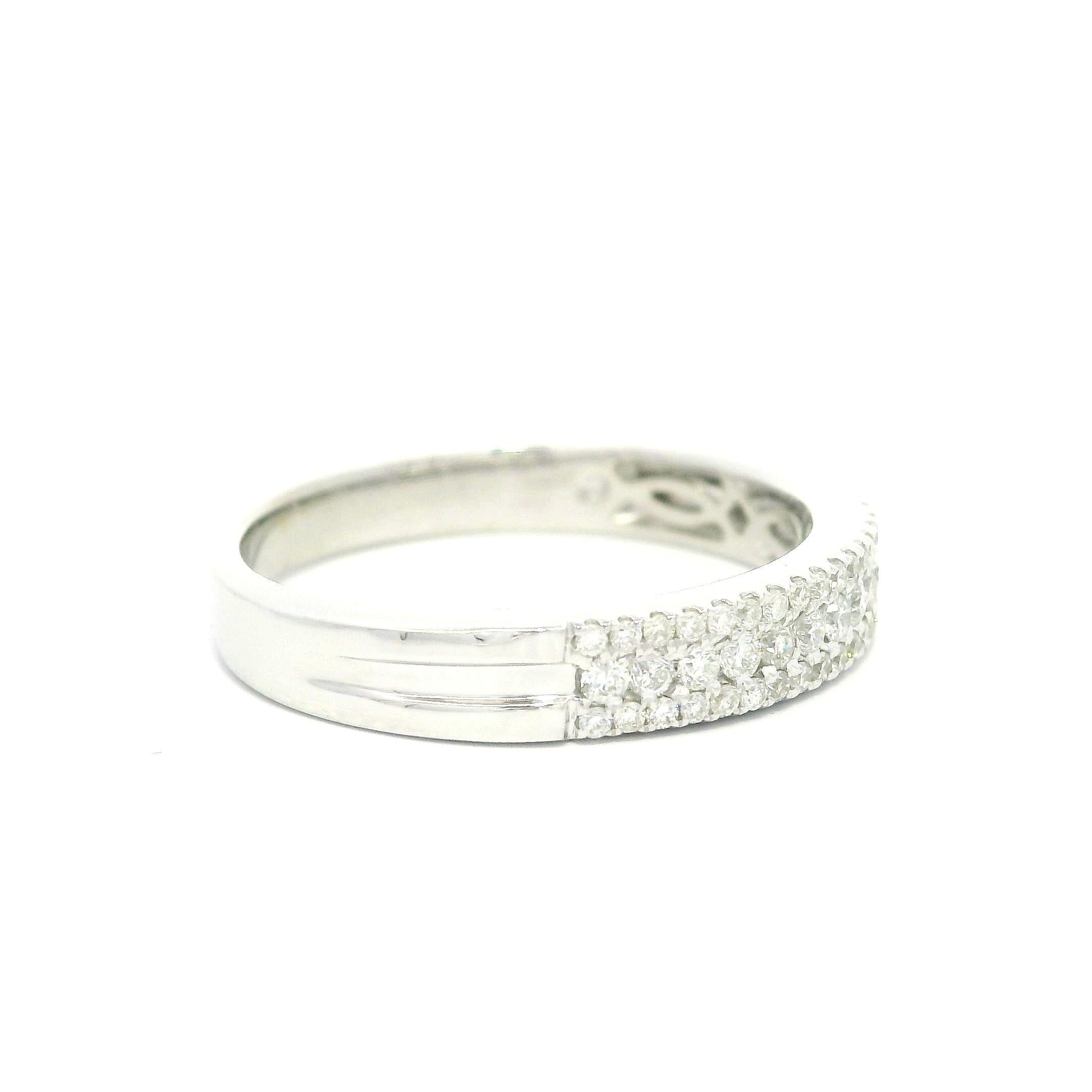Anneau de mariage en or blanc massif 0.28ctw Diamond 3 Row Stack Wedding Band Taille 8 en vente 3