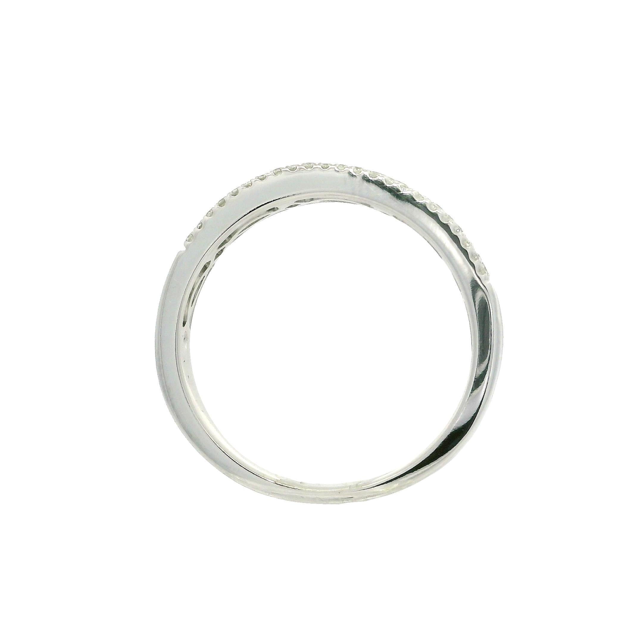 Anneau de mariage en or blanc massif 0.28ctw Diamond 3 Row Stack Wedding Band Taille 8 en vente 4