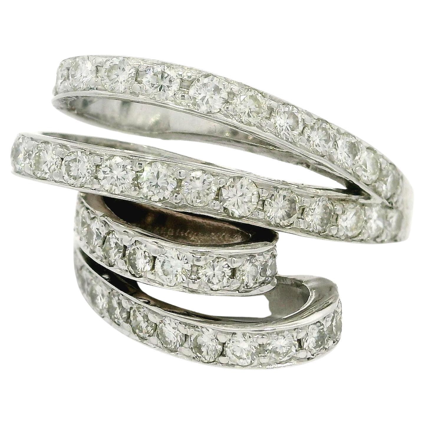 Anello moderno in oro bianco massiccio con diamante rotondo incandescente da 1,50 carati e bypass coperto