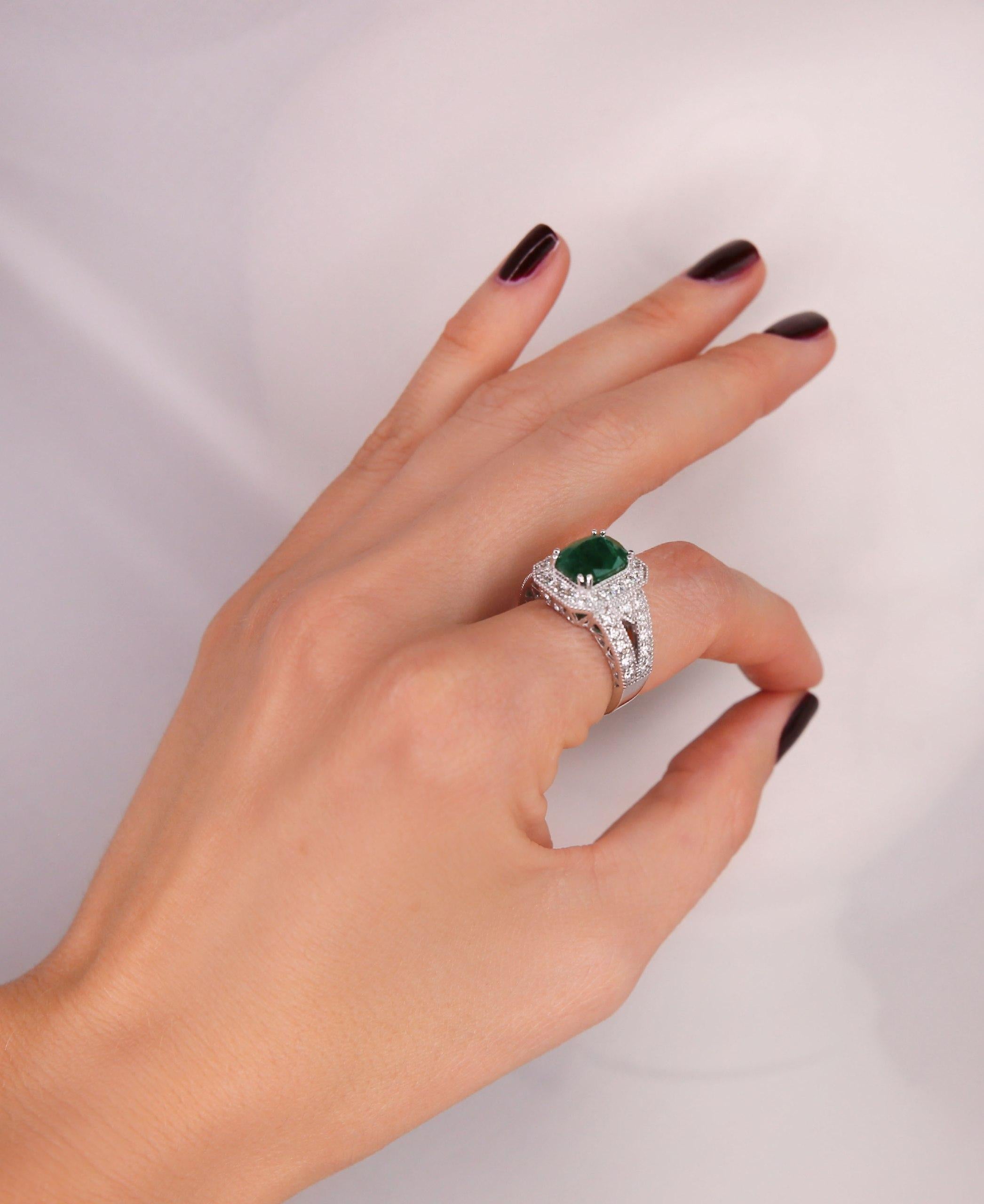 Massivweißgold 18 Karat Diamant 3,17 Karat natürlicher Smaragd Ring für Sie (Rundschliff) im Angebot