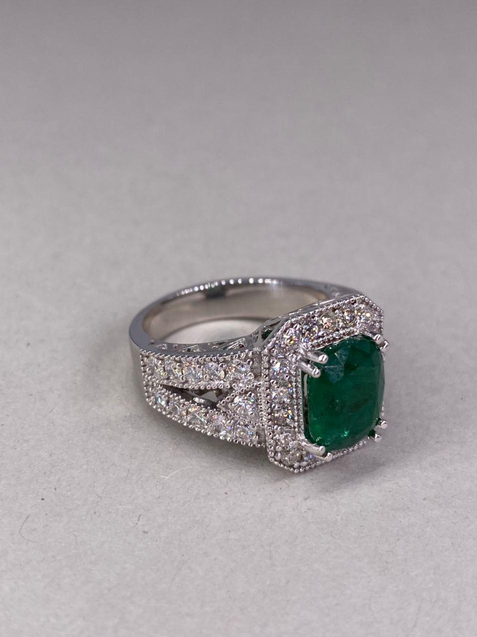 Modern Solid White Gold 18 Karat Diamond 3.17 Carat Natural Emerald Ring for Her For Sale