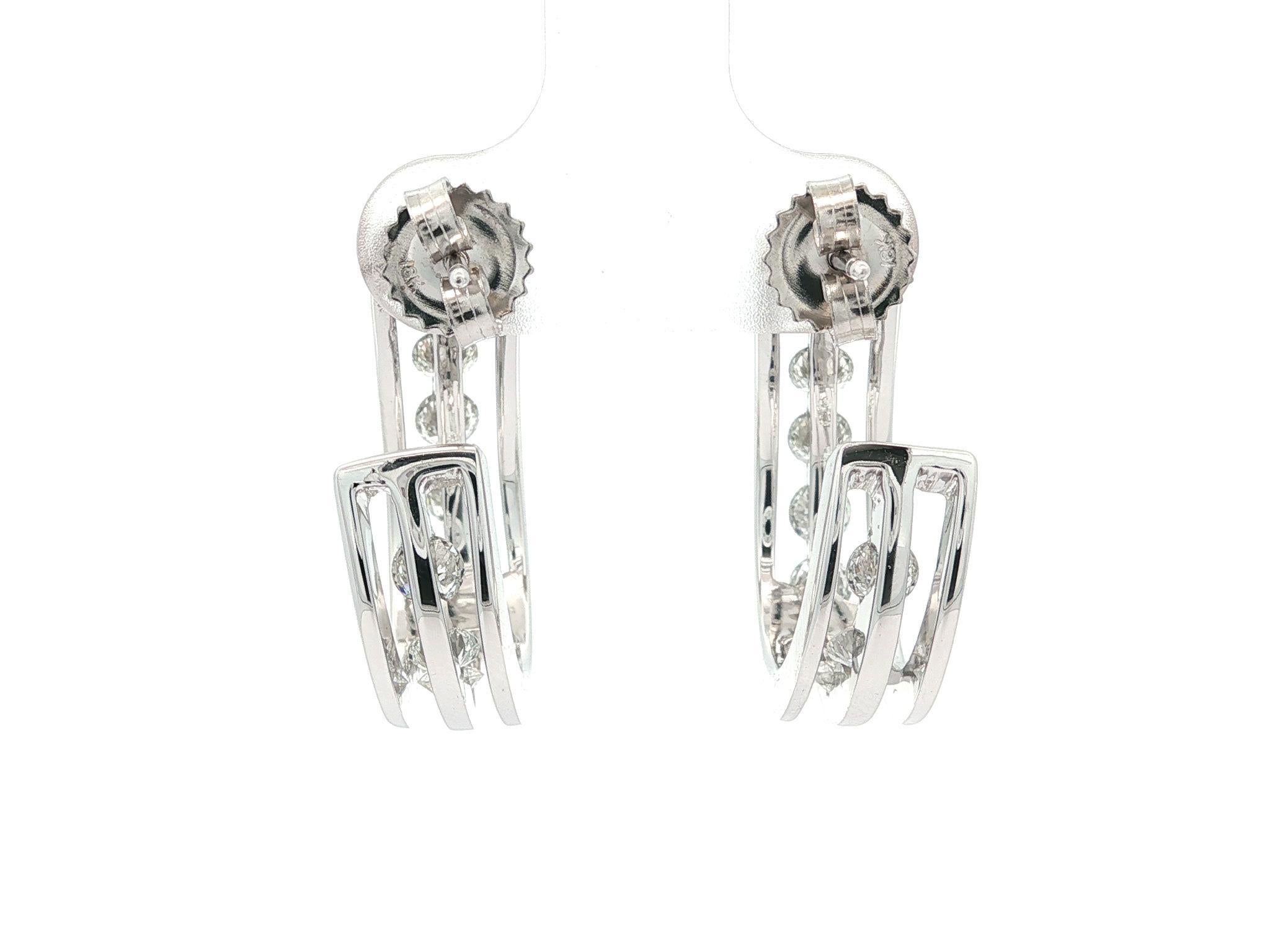 --Pietre: --
(18) Diamanti naturali autentici - Taglio rotondo Brilliante - Incastonati - Colore F/G - Purezza VVS2/VS1
Peso totale in carati: 2,50 (circa)

Materiale: Oro bianco massiccio 18k
Peso: 14,8 grammi
Fondello: Perni con chiusura a