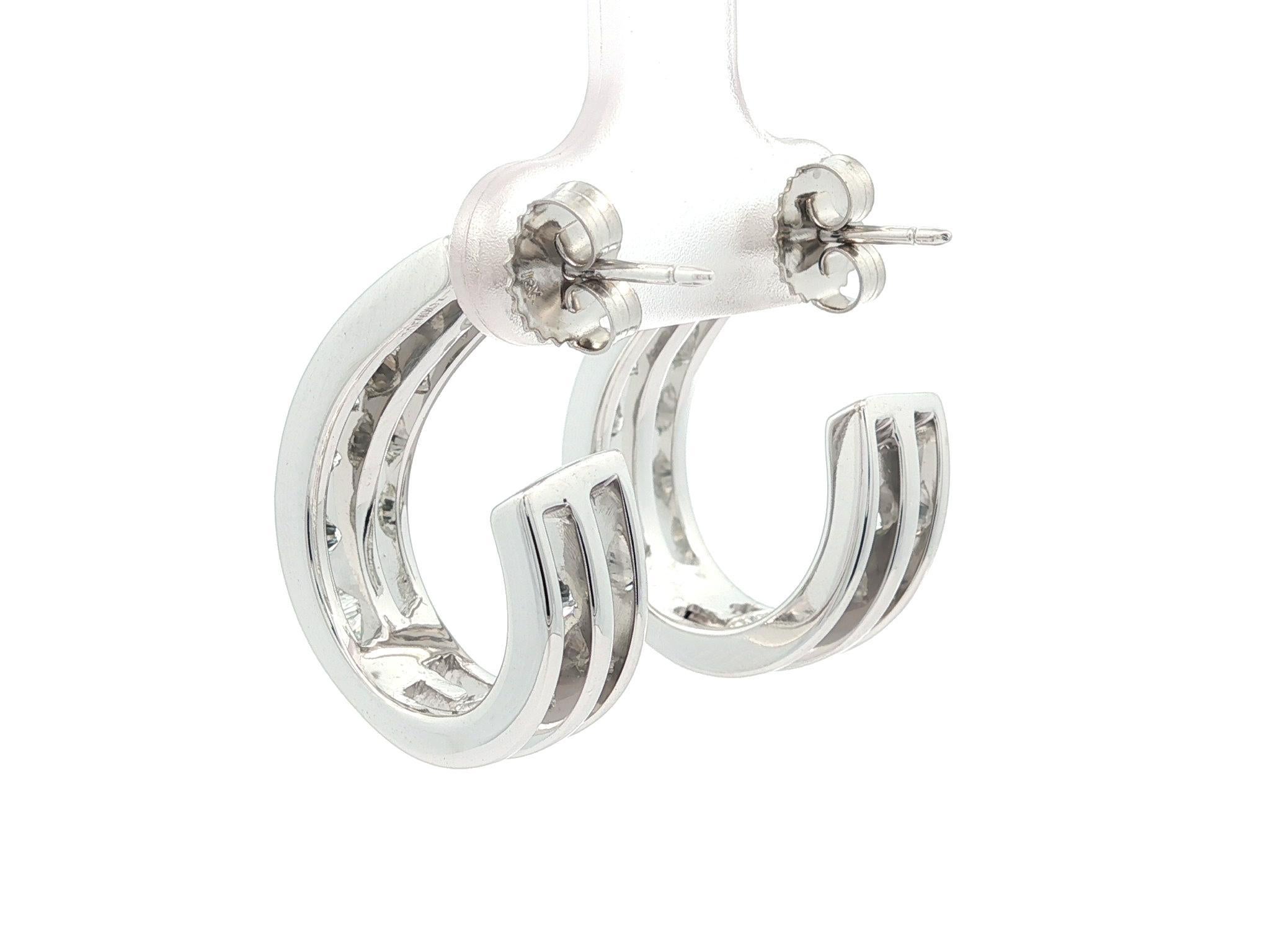 Taglio brillante Orecchini a polsino in oro bianco massiccio con diamanti rotondi fluttuanti da 2,50 carati F VS In & Out in vendita