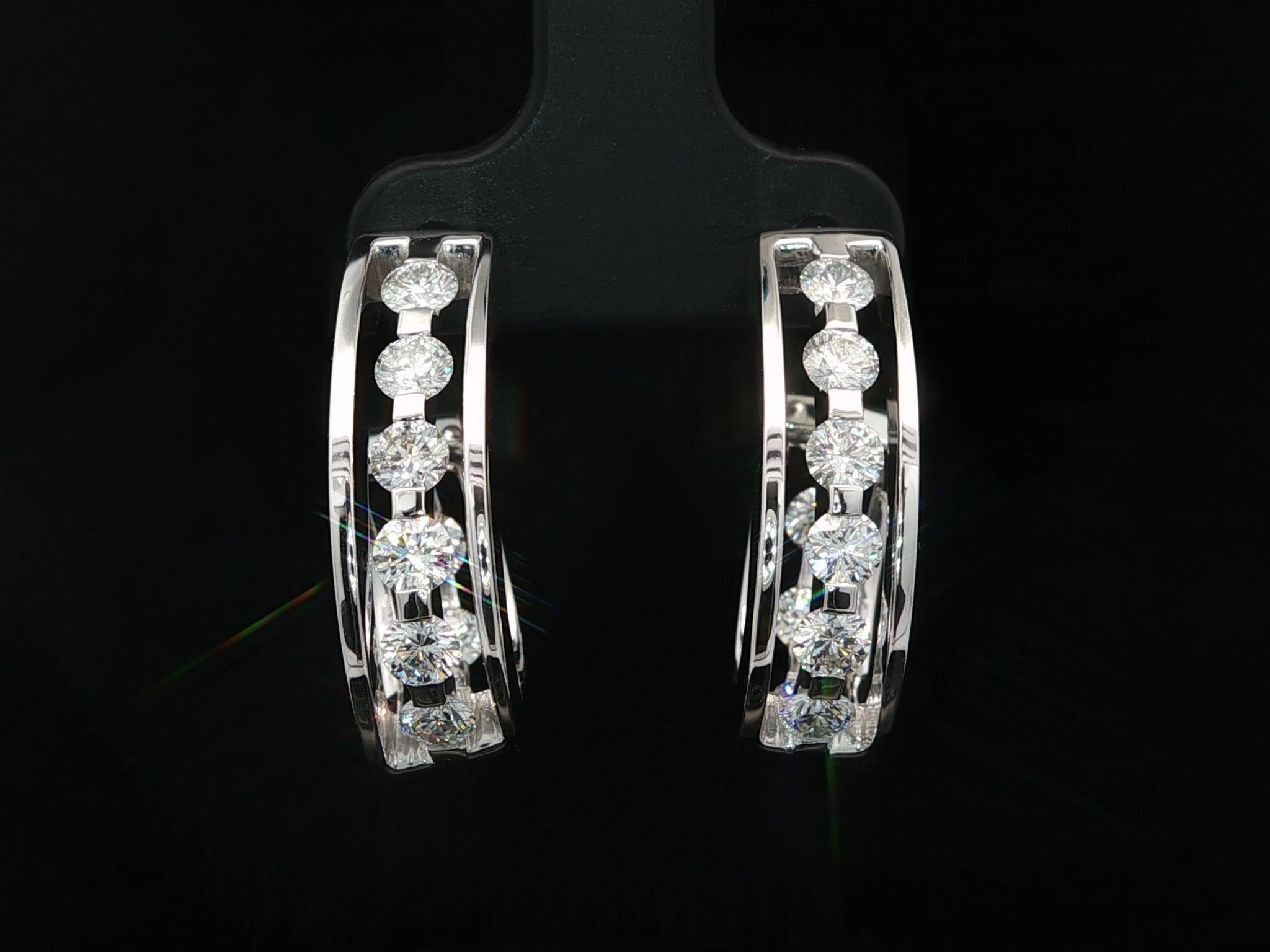 Orecchini a polsino in oro bianco massiccio con diamanti rotondi fluttuanti da 2,50 carati F VS In & Out In condizioni ottime in vendita a Montclair, NJ