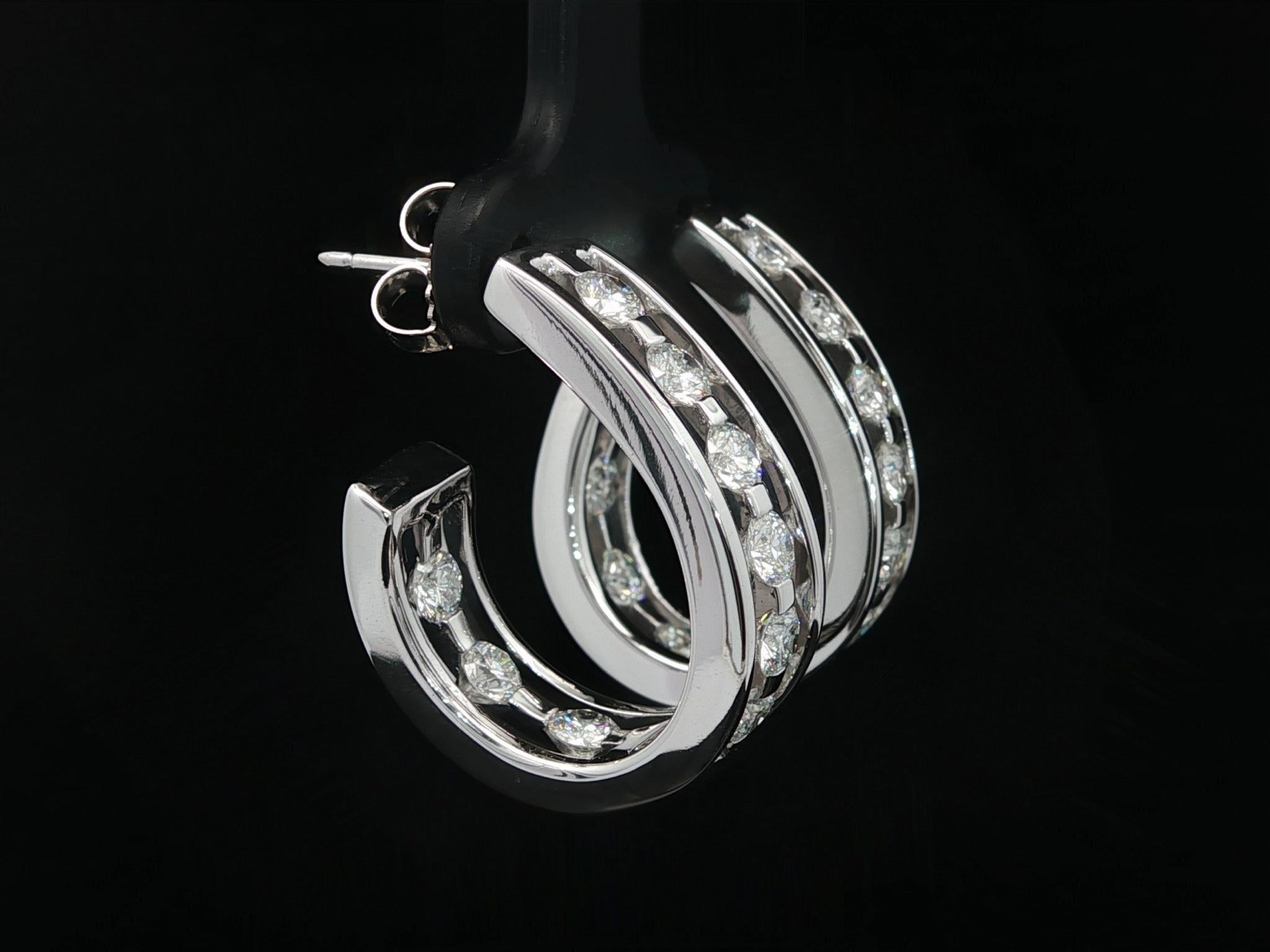 Orecchini a polsino in oro bianco massiccio con diamanti rotondi fluttuanti da 2,50 carati F VS In & Out in vendita 1