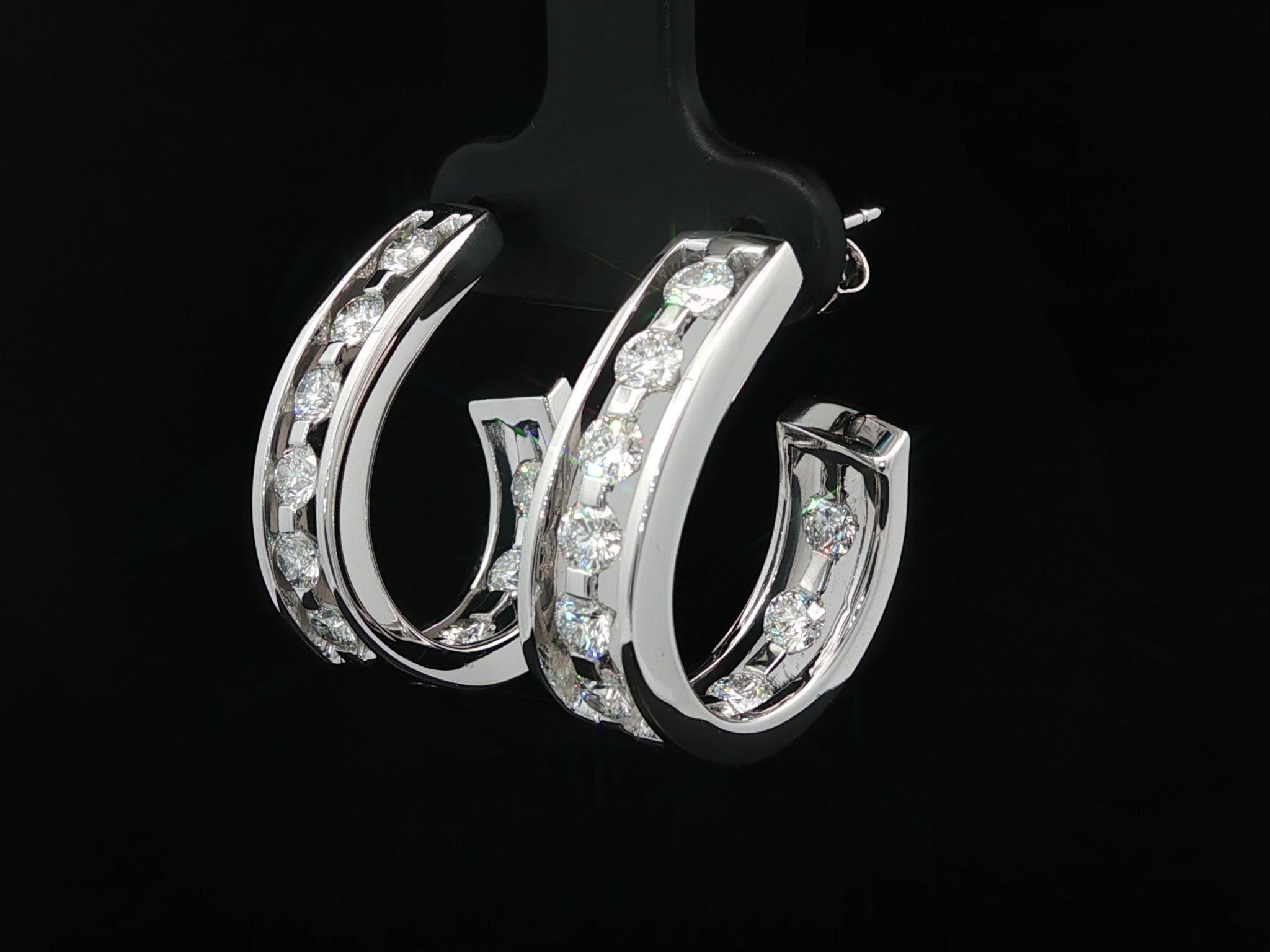 Orecchini a polsino in oro bianco massiccio con diamanti rotondi fluttuanti da 2,50 carati F VS In & Out in vendita 2
